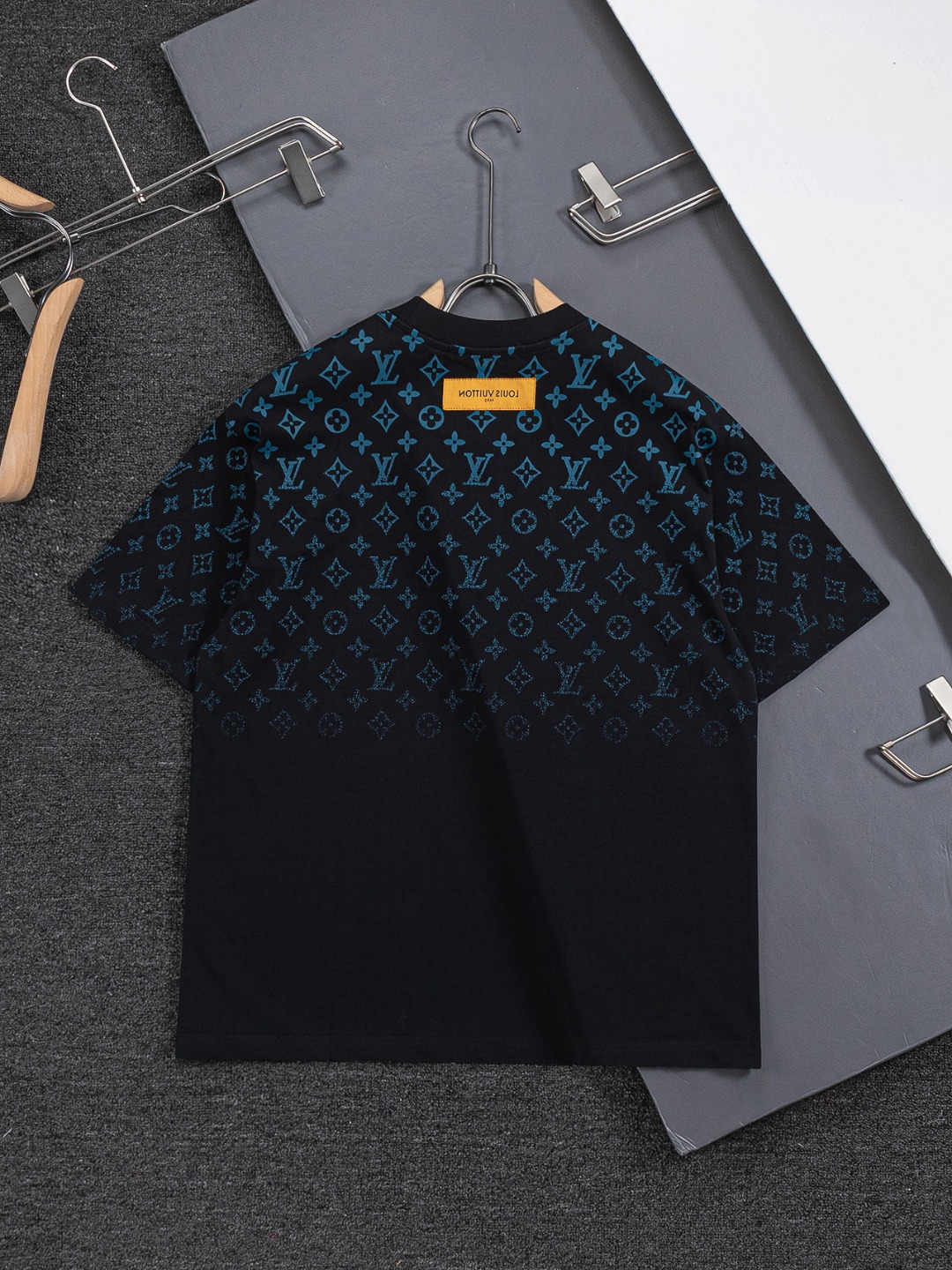 LV A貨短袖T恤男士滿版Monogram設計潮流街頭款| 14 LV A貨短袖T恤男士滿版Monogram設計潮流街頭款