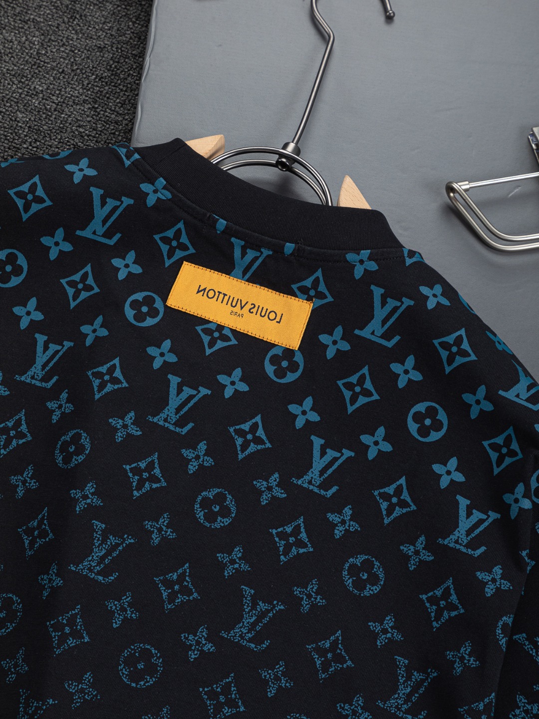 LV A貨短袖T恤男士滿版Monogram設計潮流街頭款| 8 LV A貨短袖T恤男士滿版Monogram設計潮流街頭款