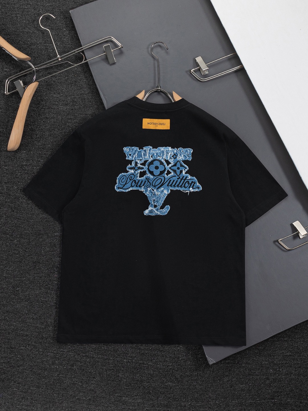 LV高仿短袖T恤男士簡約小Logo刺繡設計百搭基礎款| 14 LV高仿短袖T恤男士簡約小Logo刺繡設計百搭基礎款