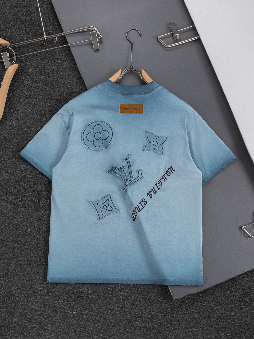 LV高仿短袖T恤男士漸變染色刺繡Logo設計潮流款| 14 LV高仿短袖T恤男士漸變染色刺繡Logo設計潮流款