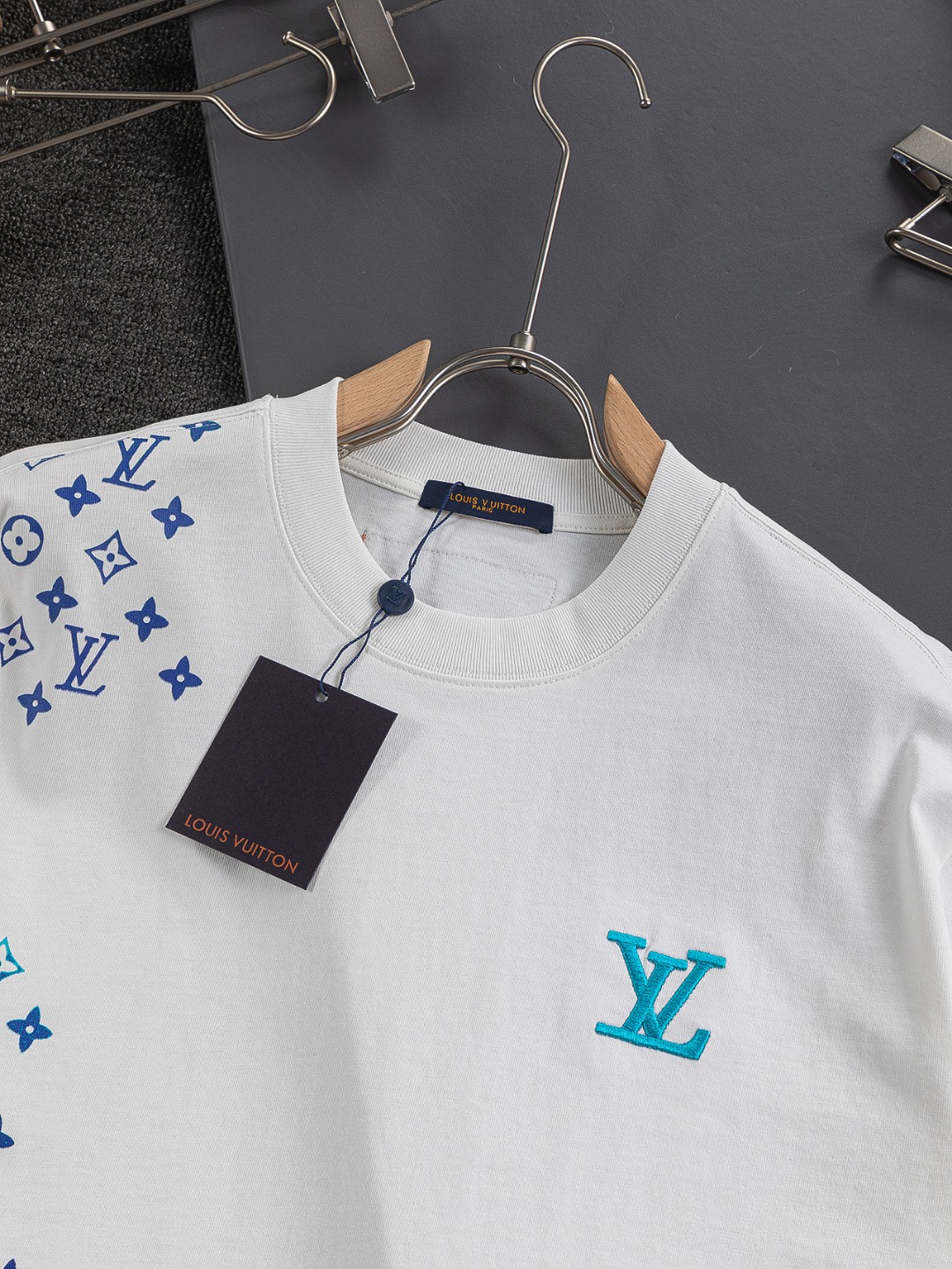 LV A貨短袖T恤男士拼色Monogram印花設計時尚百搭款| 11 LV A貨短袖T恤男士拼色Monogram印花設計時尚百搭款