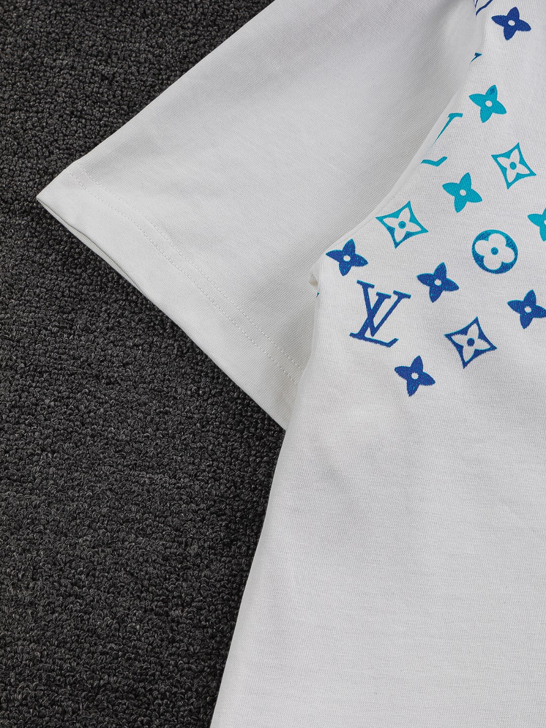 LV A貨短袖T恤男士拼色Monogram印花設計時尚百搭款| 7 LV A貨短袖T恤男士拼色Monogram印花設計時尚百搭款