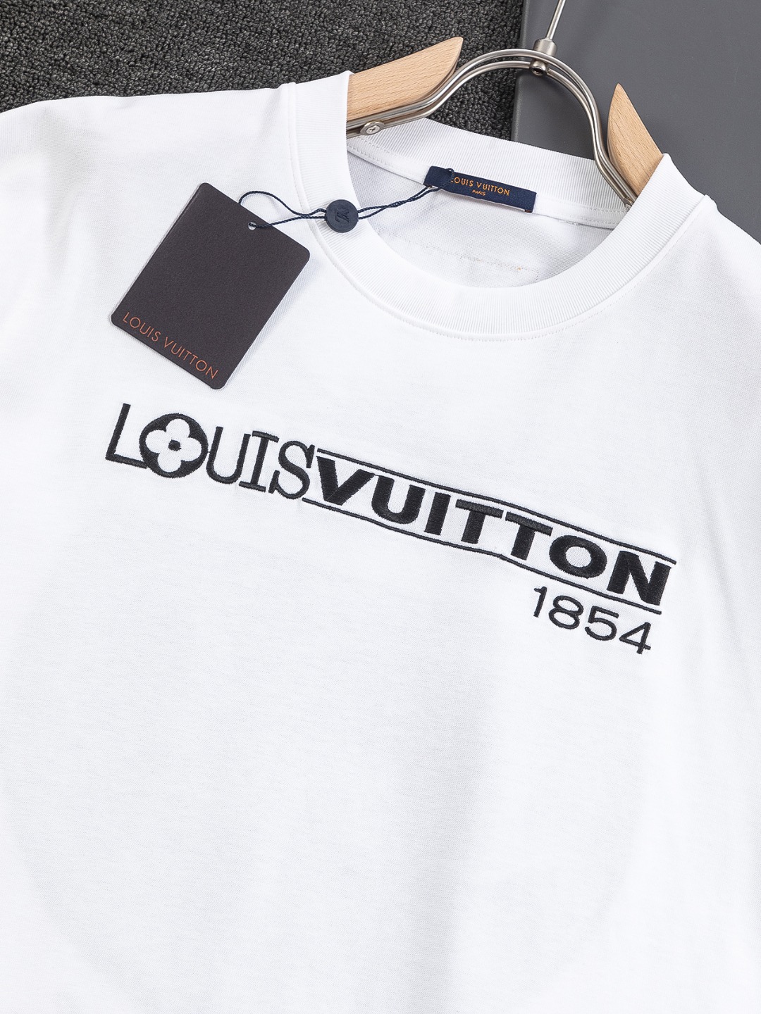 LV原單短袖T恤男士經典字母Logo1854設計簡約款| 8 LV原單短袖T恤男士經典字母Logo1854設計簡約款