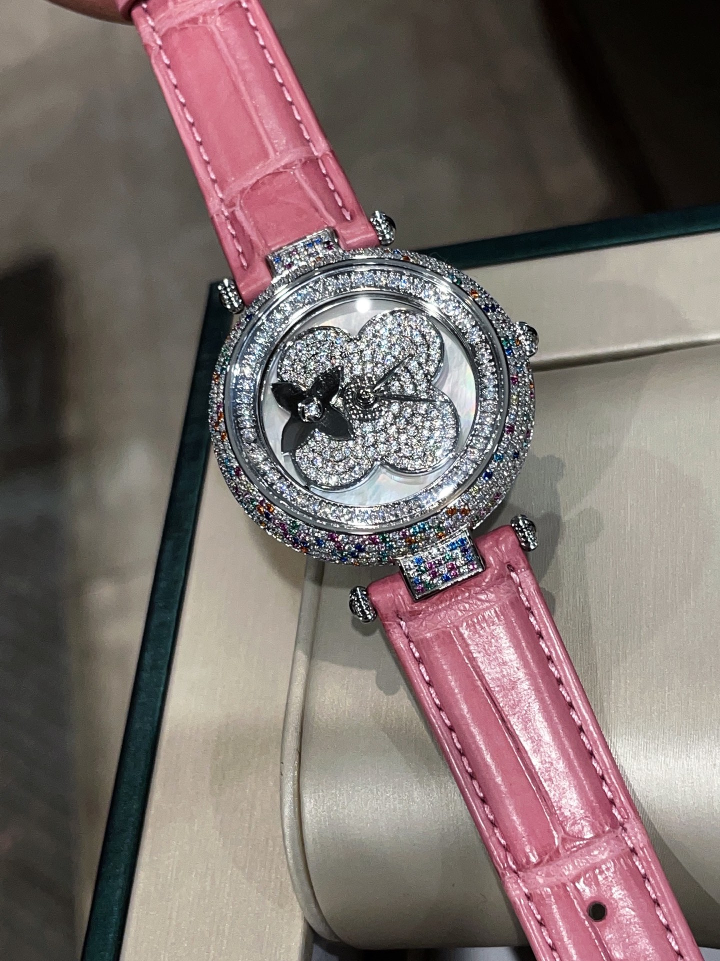 LV路易威登高仿手錶 粉色四葉花鑽石設計甜美女士腕錶| 14 LV路易威登高仿手錶 粉色四葉花鑽石設計甜美女士腕錶