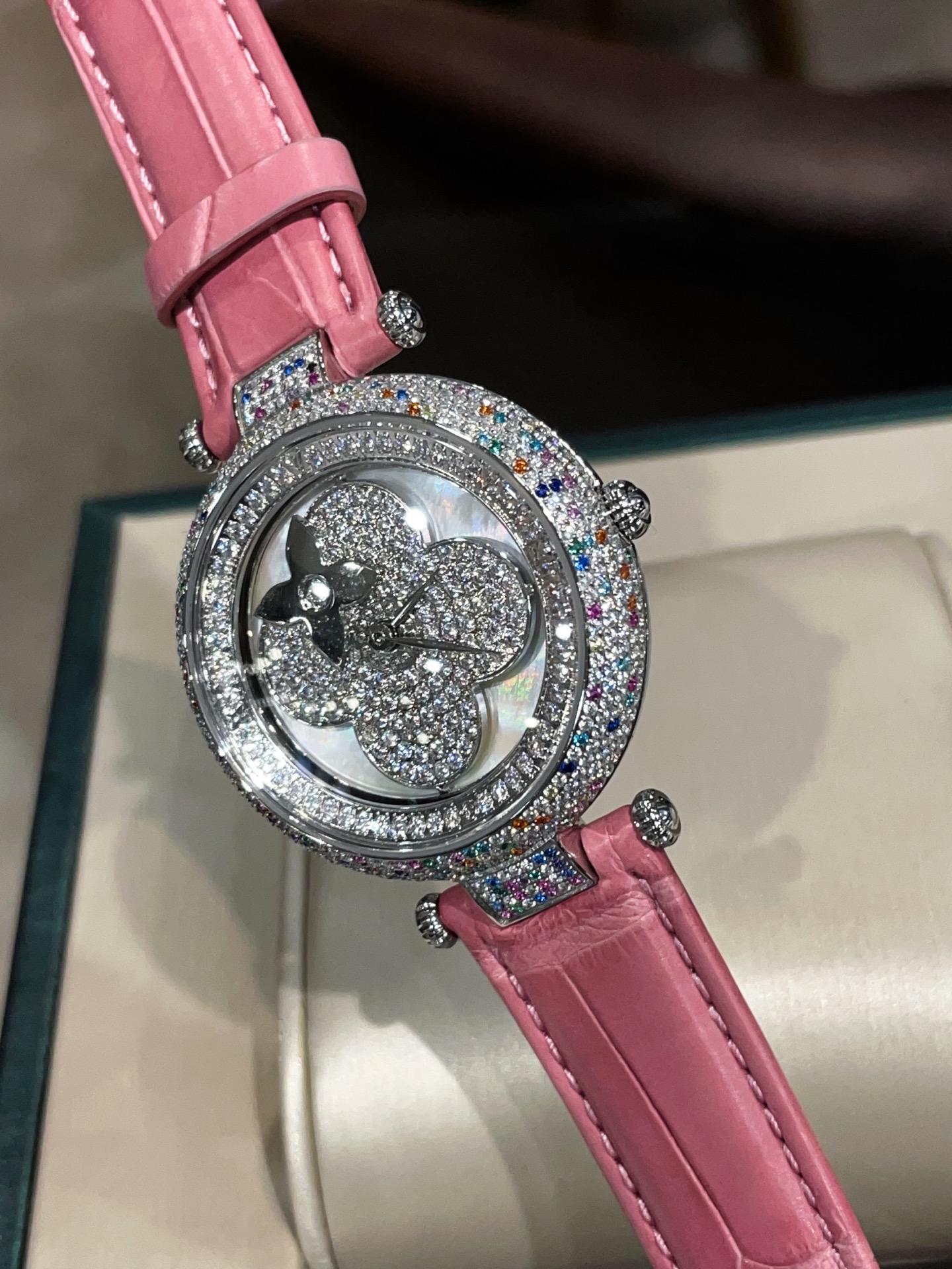 LV路易威登高仿手錶 粉色四葉花鑽石設計甜美女士腕錶| 13 LV路易威登高仿手錶 粉色四葉花鑽石設計甜美女士腕錶