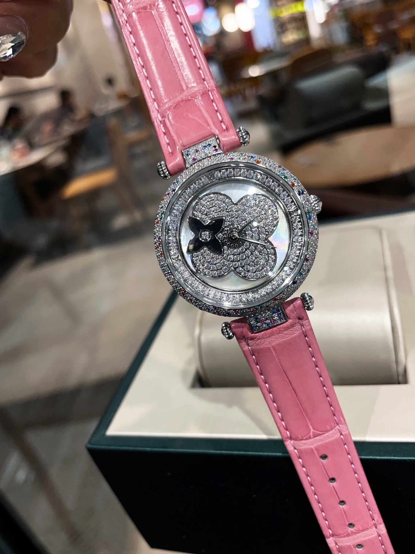 LV路易威登高仿手錶 粉色四葉花鑽石設計甜美女士腕錶| 10 LV路易威登高仿手錶 粉色四葉花鑽石設計甜美女士腕錶