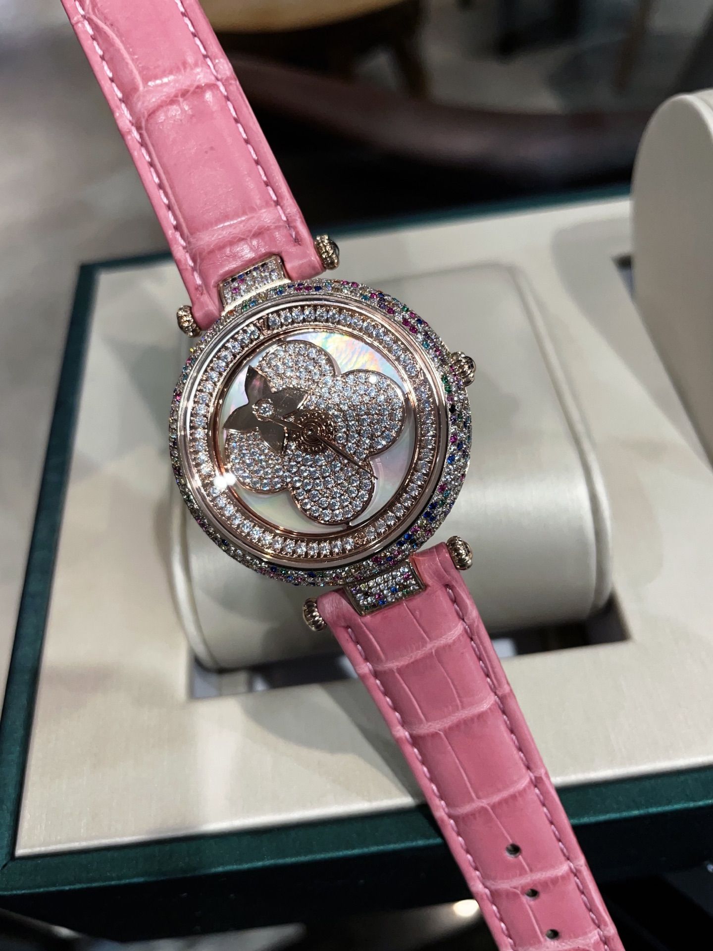 LV路易威登高仿手錶 粉色四葉花鑽石設計甜美女士腕錶| 9 LV路易威登高仿手錶 粉色四葉花鑽石設計甜美女士腕錶