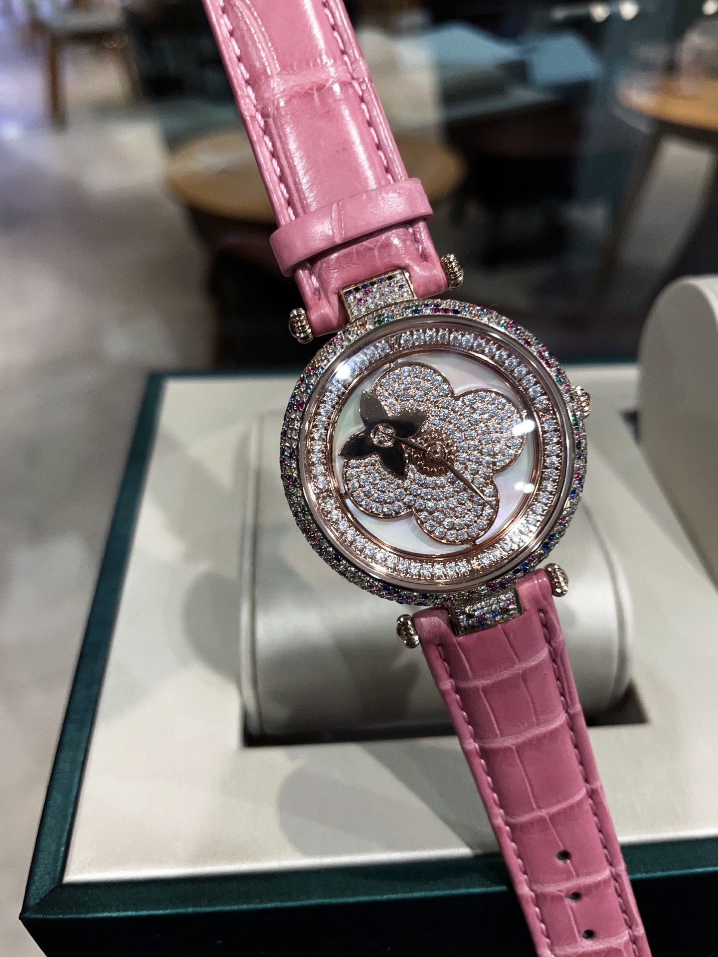 LV路易威登高仿手錶 粉色四葉花鑽石設計甜美女士腕錶| 8 LV路易威登高仿手錶 粉色四葉花鑽石設計甜美女士腕錶