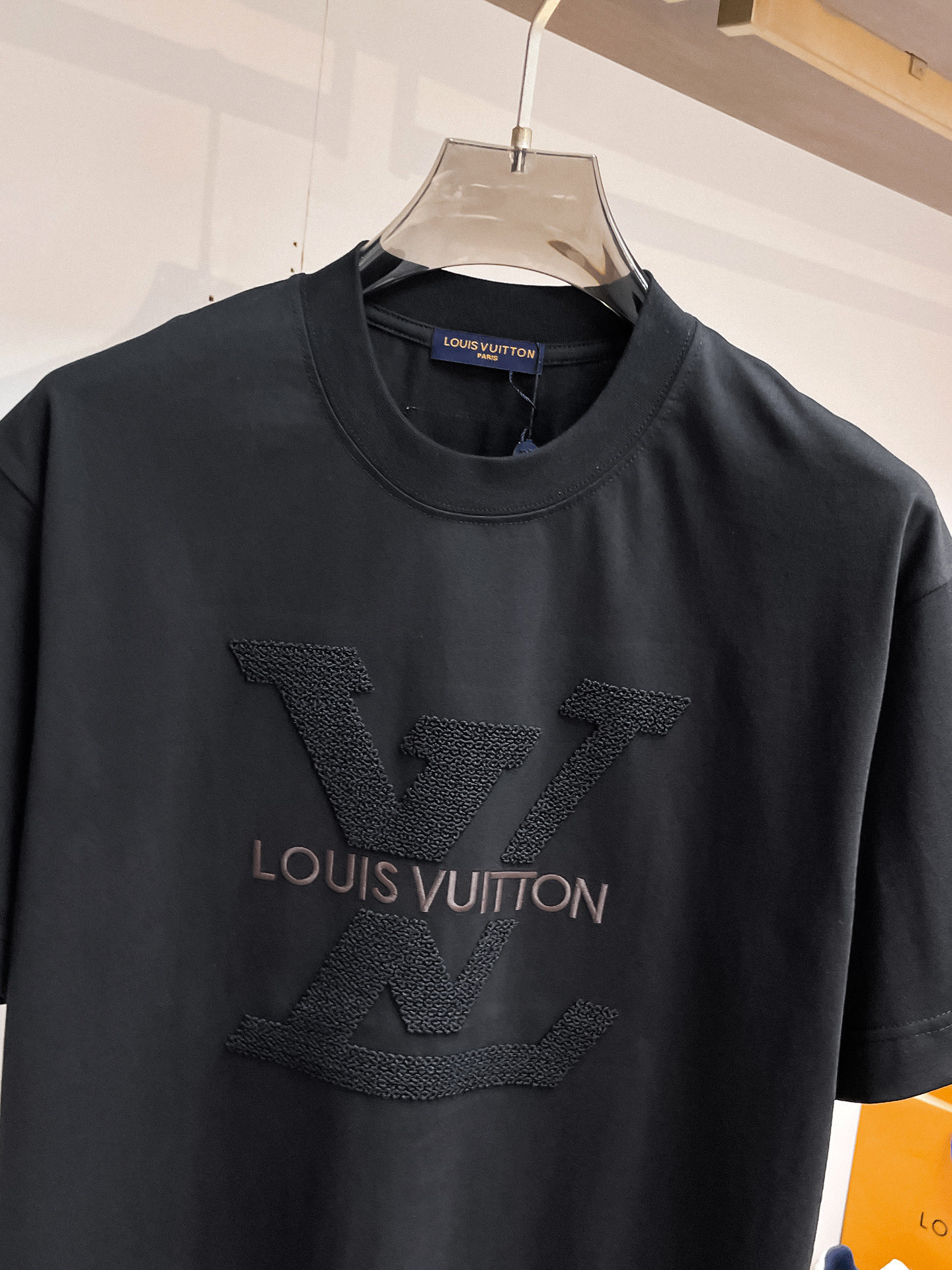 LV高仿浮雕LOGO短袖T恤男寬鬆休閒百搭款| 14 LV高仿浮雕LOGO短袖T恤男寬鬆休閒百搭款