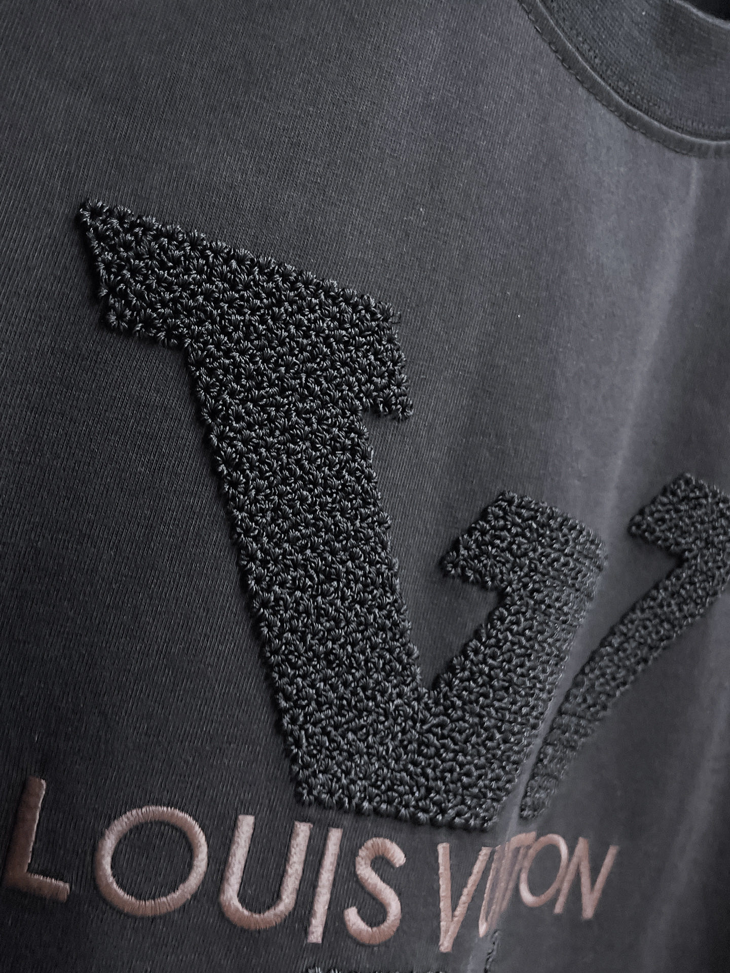 LV高仿浮雕LOGO短袖T恤男寬鬆休閒百搭款| 11 LV高仿浮雕LOGO短袖T恤男寬鬆休閒百搭款