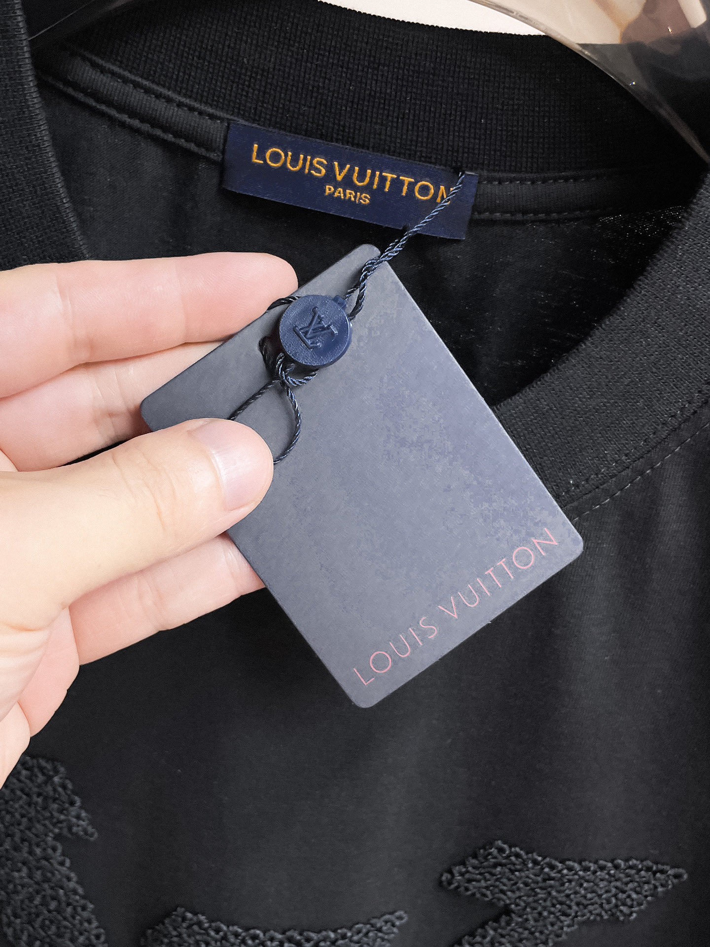 LV高仿浮雕LOGO短袖T恤男寬鬆休閒百搭款| 10 LV高仿浮雕LOGO短袖T恤男寬鬆休閒百搭款