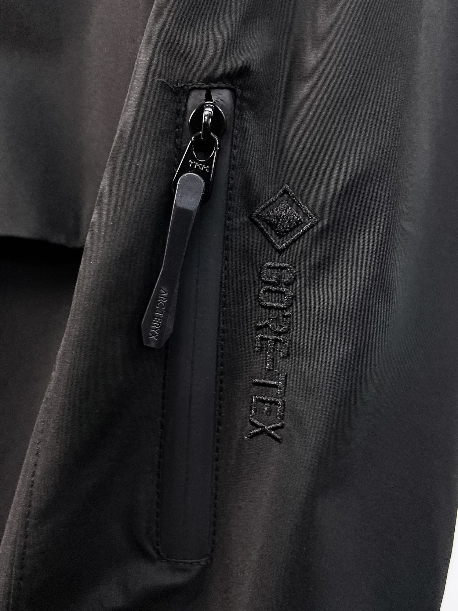 ARC'TERYX 原單 男女款 StormHood™ 戶外外套 翼型剪裁| 17 ARC'TERYX 原單 男女款 StormHood™ 戶外外套 翼型剪裁