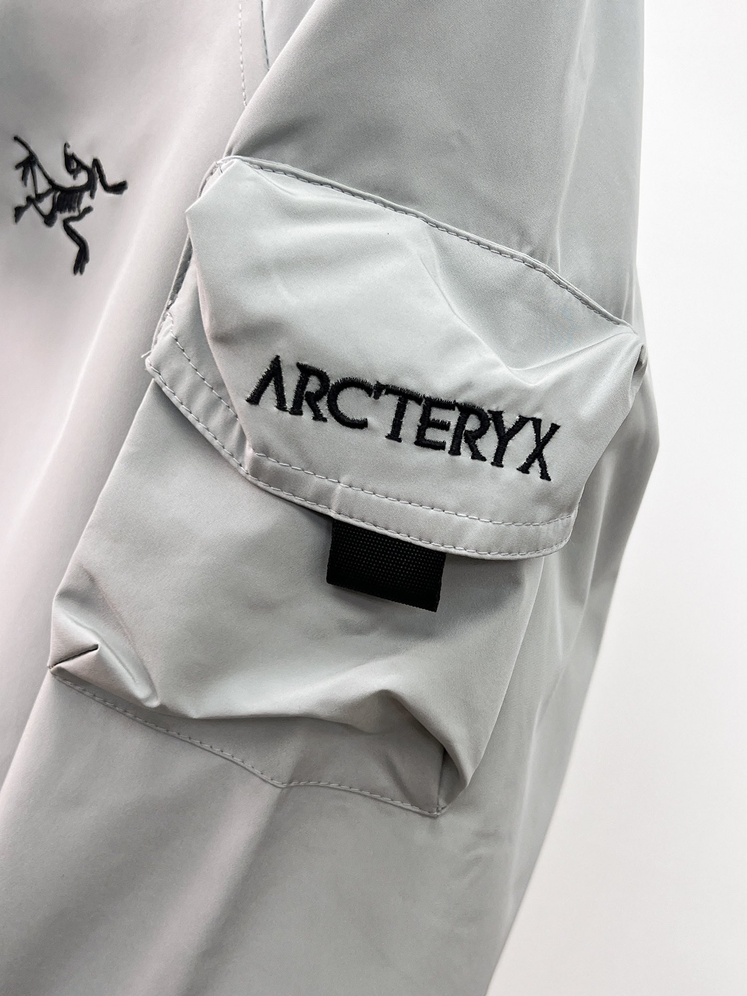 ARC'TERYX A貨 男女款 霧灰雙翻蓋軟殼外套 都會休閒風| 10 ARC'TERYX A貨 男女款 霧灰雙翻蓋軟殼外套 都會休閒風
