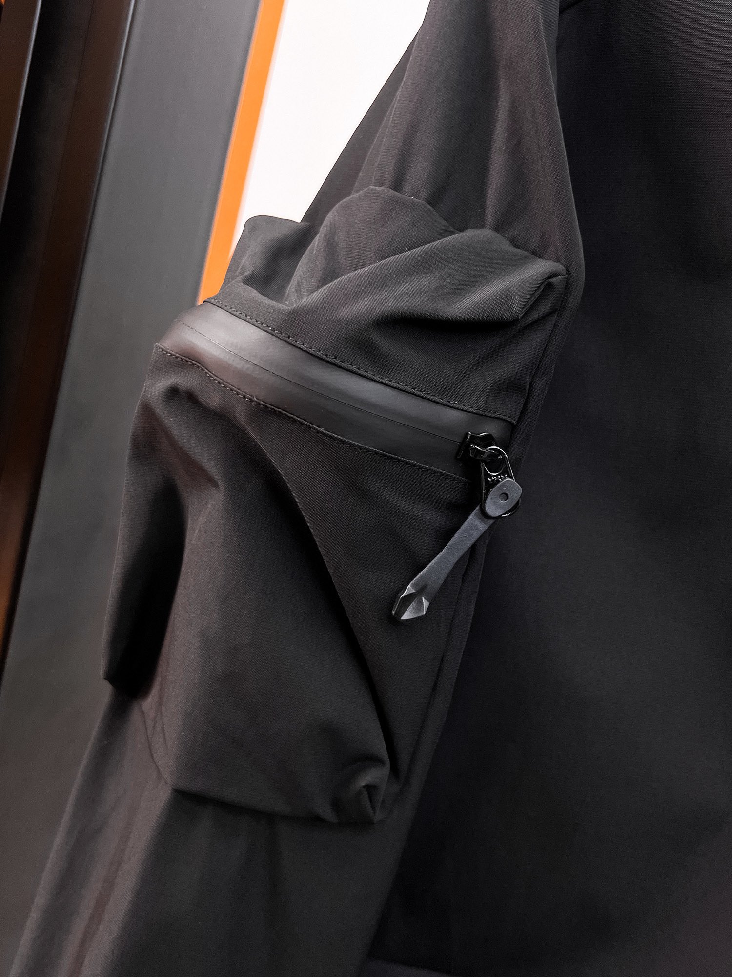 ARC'TERYX 一比一 男女款 雙抽繩口袋外套 山系休閒風| 9 ARC'TERYX 一比一 男女款 雙抽繩口袋外套 山系休閒風