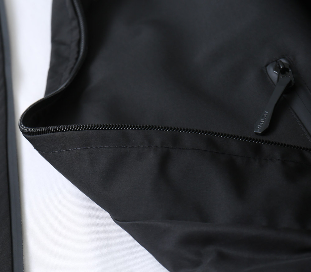 ARC'TERYX A貨 男女款 連帽對比拉鍊外套 亮白輕量款| 11 ARC'TERYX A貨 男女款 連帽對比拉鍊外套 亮白輕量款