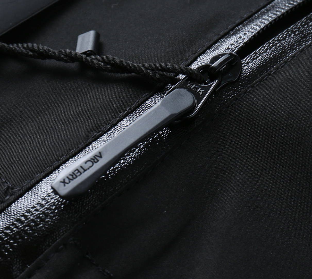 ARC'TERYX 原單 男女款 撞色拼接防水外套 山海藍黑款| 19 ARC'TERYX 原單 男女款 撞色拼接防水外套 山海藍黑款