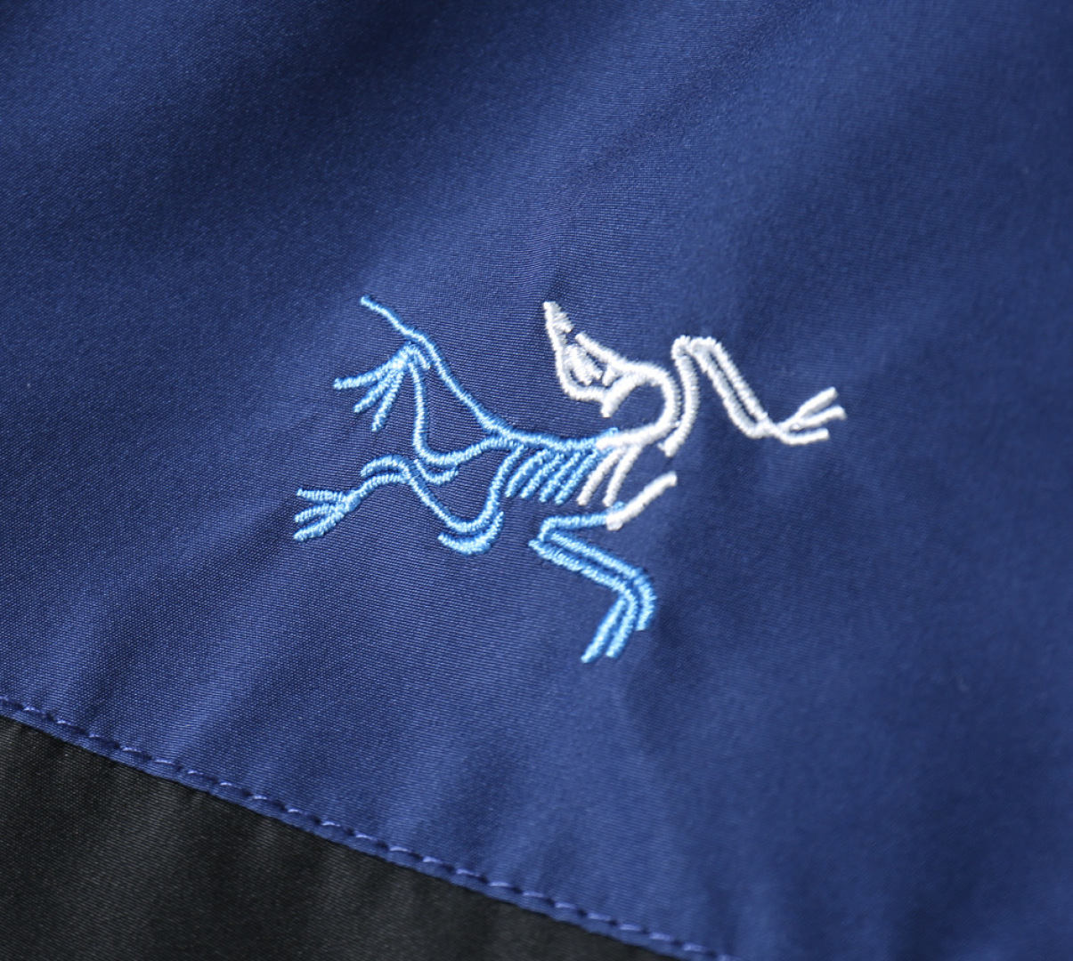 ARC'TERYX 原單 男女款 撞色拼接防水外套 山海藍黑款| 17 ARC'TERYX 原單 男女款 撞色拼接防水外套 山海藍黑款