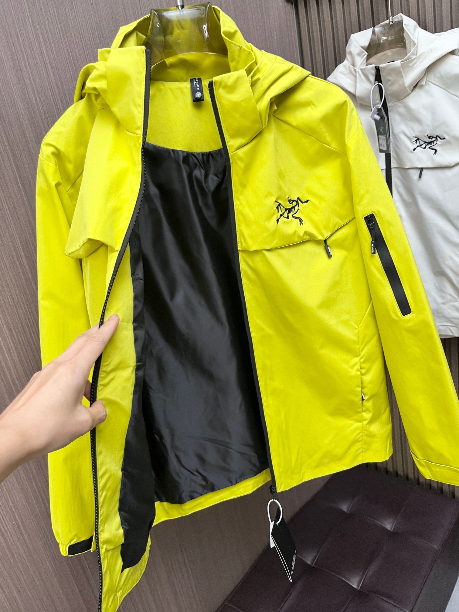 ARC'TERYX 高仿 男女款 酸檸黃防潑軟殼外套 街頭亮色風| 13 ARC'TERYX 高仿 男女款 酸檸黃防潑軟殼外套 街頭亮色風