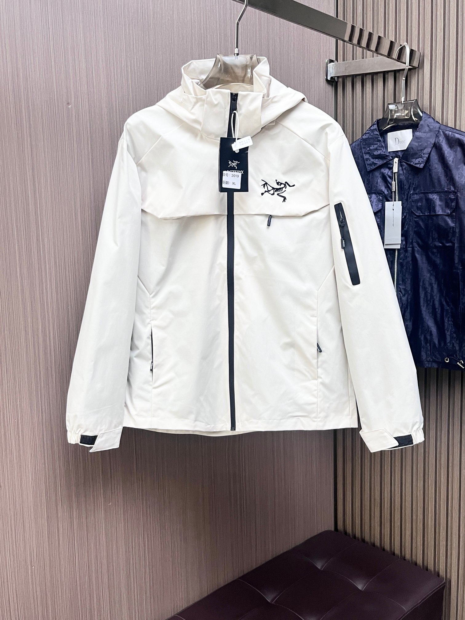ARC'TERYX 高仿 男女款 奶油白防水外套 都會簡約風