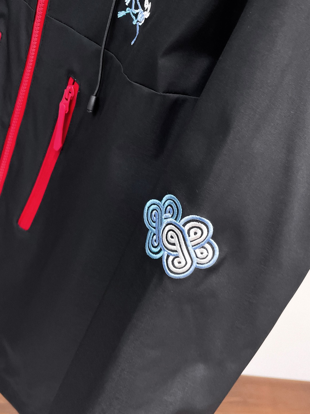 ARC'TERYX A貨 男女款 黑紅對比拉鍊外套 城市機能風| 9 ARC'TERYX A貨 男女款 黑紅對比拉鍊外套 城市機能風