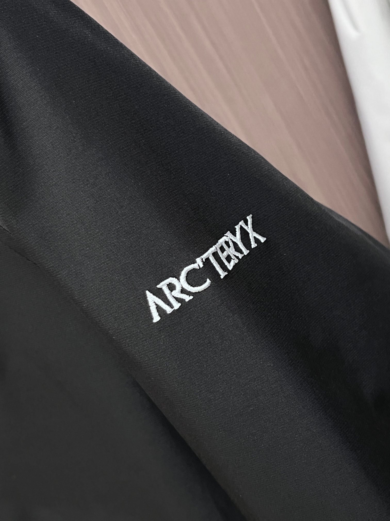 ARC'TERYX 高仿 GORE-TEX 大口袋連帽外套 黑色機能夾克 戶外風衣| 10 ARC'TERYX 高仿 GORE-TEX 大口袋連帽外套 黑色機能夾克 戶外風衣