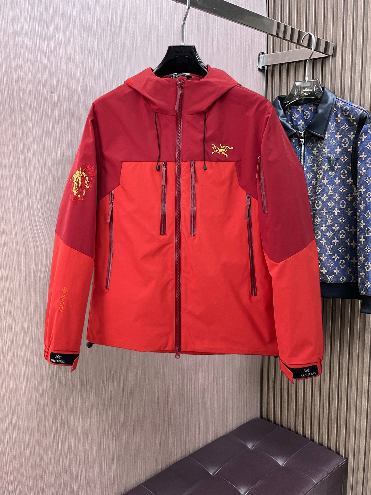 ARC'TERYX 高仿 GORE-TEX 防水機能外套 紅色連帽衝鋒衣 戶外潮流款