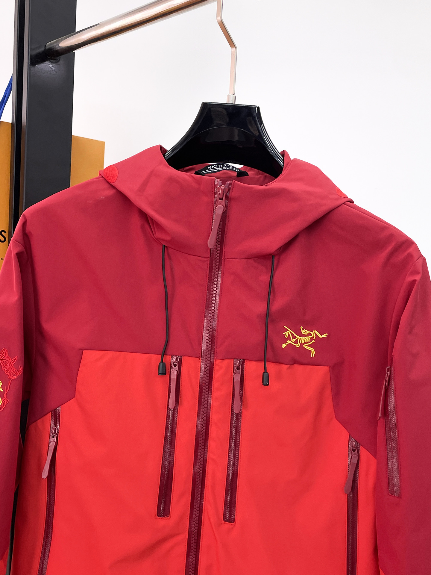ARC'TERYX 高仿 GORE-TEX 防水機能外套 紅色連帽衝鋒衣 戶外潮流款| 10 ARC'TERYX 高仿 GORE-TEX 防水機能外套 紅色連帽衝鋒衣 戶外潮流款