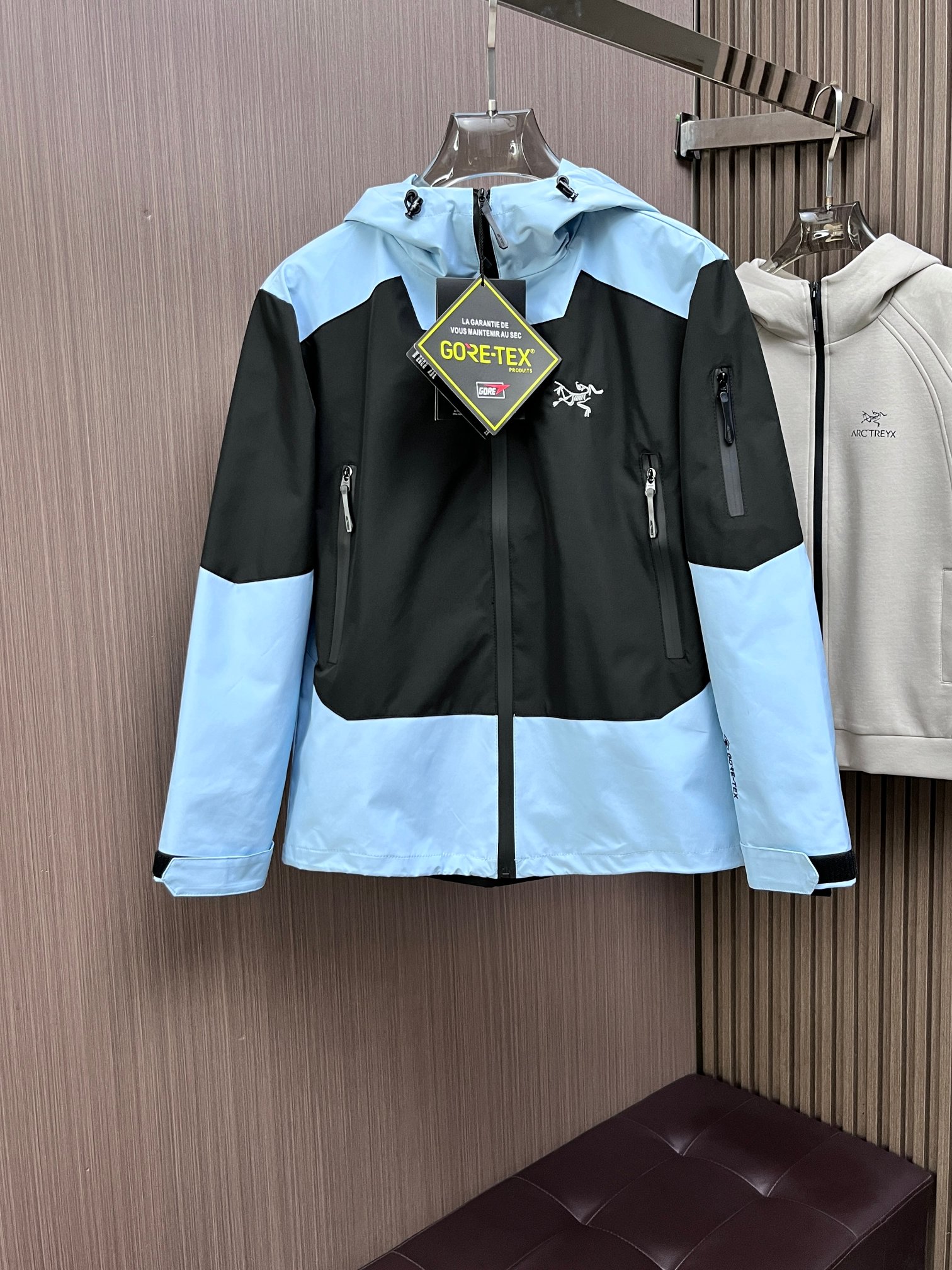 ARC'TERYX A貨 GORE-TEX 拼色機能外套 黑藍連帽衝鋒衣 山系潮流款| 2 ARC'TERYX A貨 GORE-TEX 拼色機能外套 黑藍連帽衝鋒衣 山系潮流款