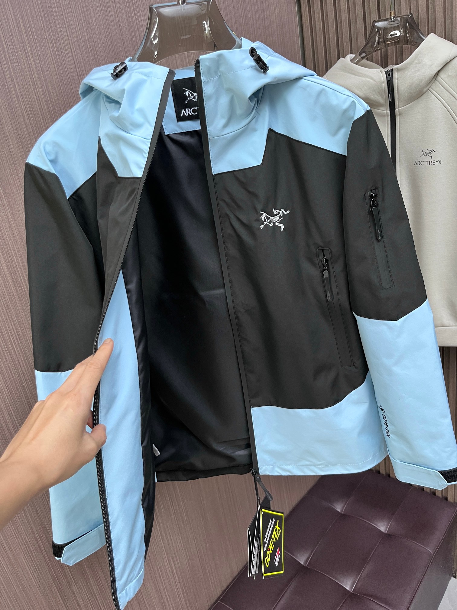 ARC'TERYX A貨 GORE-TEX 拼色機能外套 黑藍連帽衝鋒衣 山系潮流款| 12 ARC'TERYX A貨 GORE-TEX 拼色機能外套 黑藍連帽衝鋒衣 山系潮流款