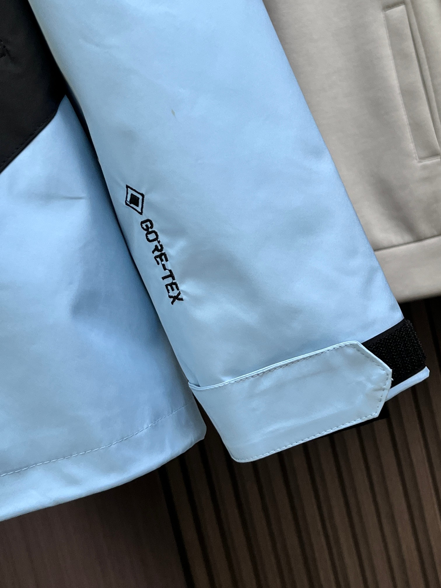 ARC'TERYX A貨 GORE-TEX 拼色機能外套 黑藍連帽衝鋒衣 山系潮流款| 7 ARC'TERYX A貨 GORE-TEX 拼色機能外套 黑藍連帽衝鋒衣 山系潮流款