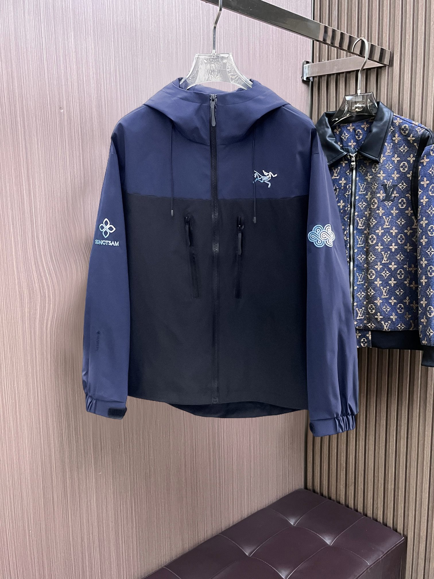 ARC'TERYX 始祖鳥 拼色連帽衝鋒衣 黑藍拼接戶外機能防風外套