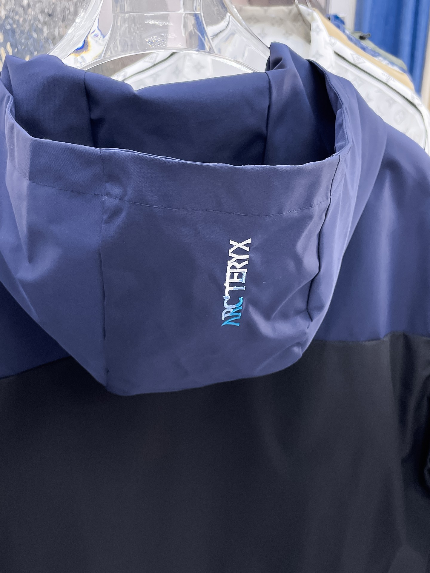 ARC'TERYX 始祖鳥 拼色連帽衝鋒衣 黑藍拼接戶外機能防風外套| 11 ARC'TERYX 始祖鳥 拼色連帽衝鋒衣 黑藍拼接戶外機能防風外套
