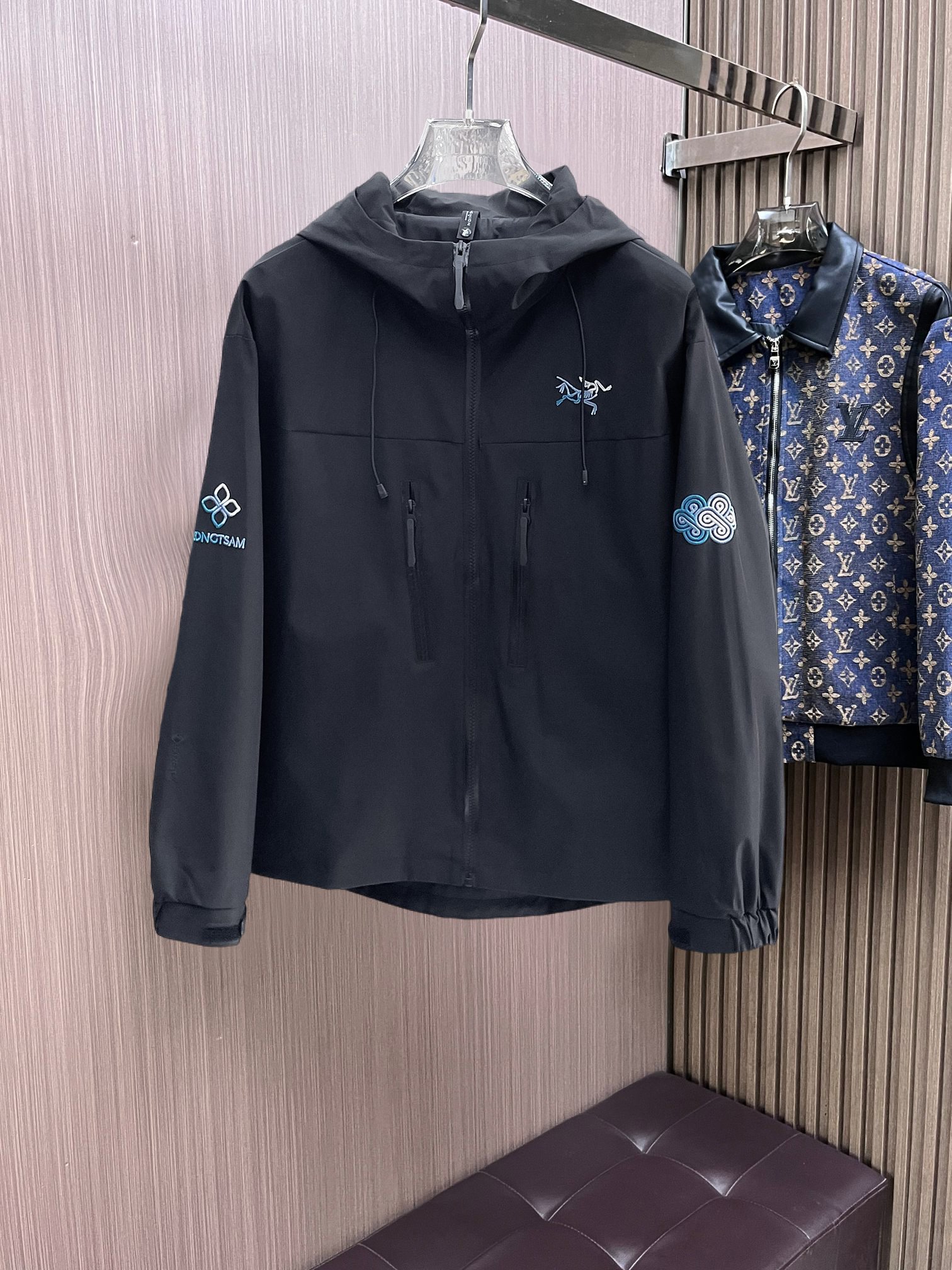ARC'TERYX 始祖鳥 純黑連帽衝鋒衣 簡約機能風防風外套| 2 ARC'TERYX 始祖鳥 純黑連帽衝鋒衣 簡約機能風防風外套