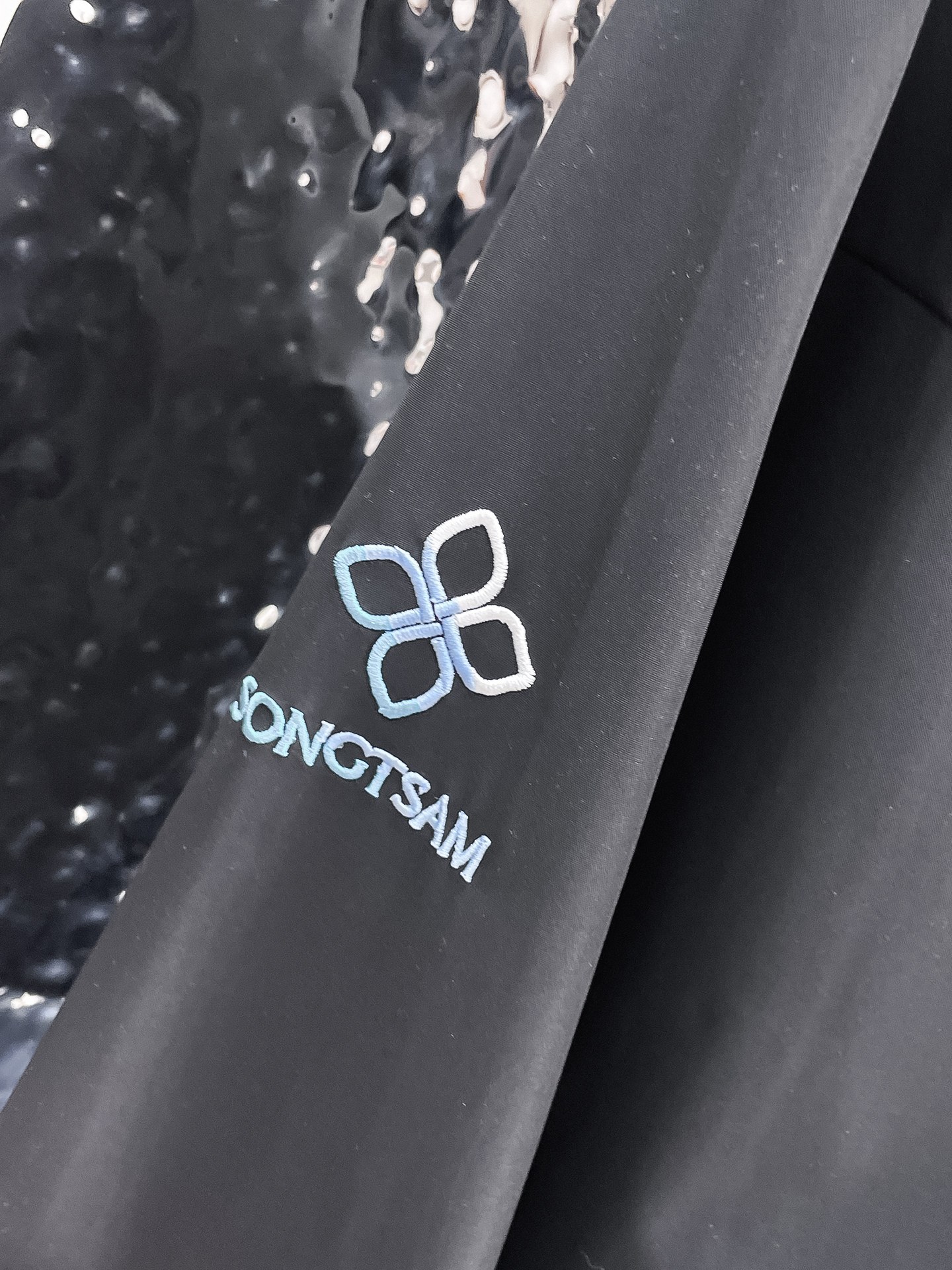 ARC'TERYX 始祖鳥 純黑連帽衝鋒衣 簡約機能風防風外套| 18 ARC'TERYX 始祖鳥 純黑連帽衝鋒衣 簡約機能風防風外套