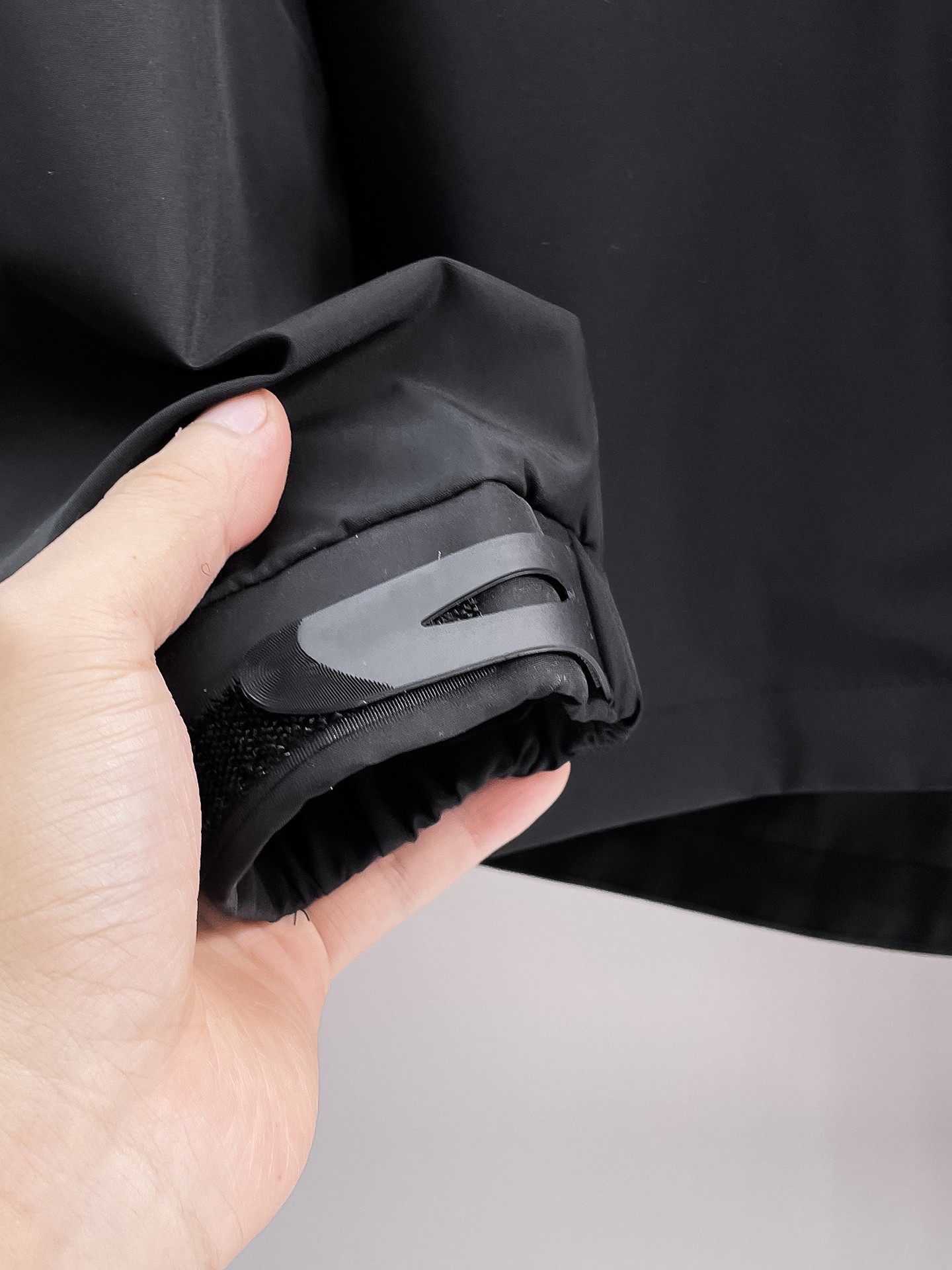 ARC'TERYX 始祖鳥 純黑連帽衝鋒衣 簡約機能風防風外套| 15 ARC'TERYX 始祖鳥 純黑連帽衝鋒衣 簡約機能風防風外套