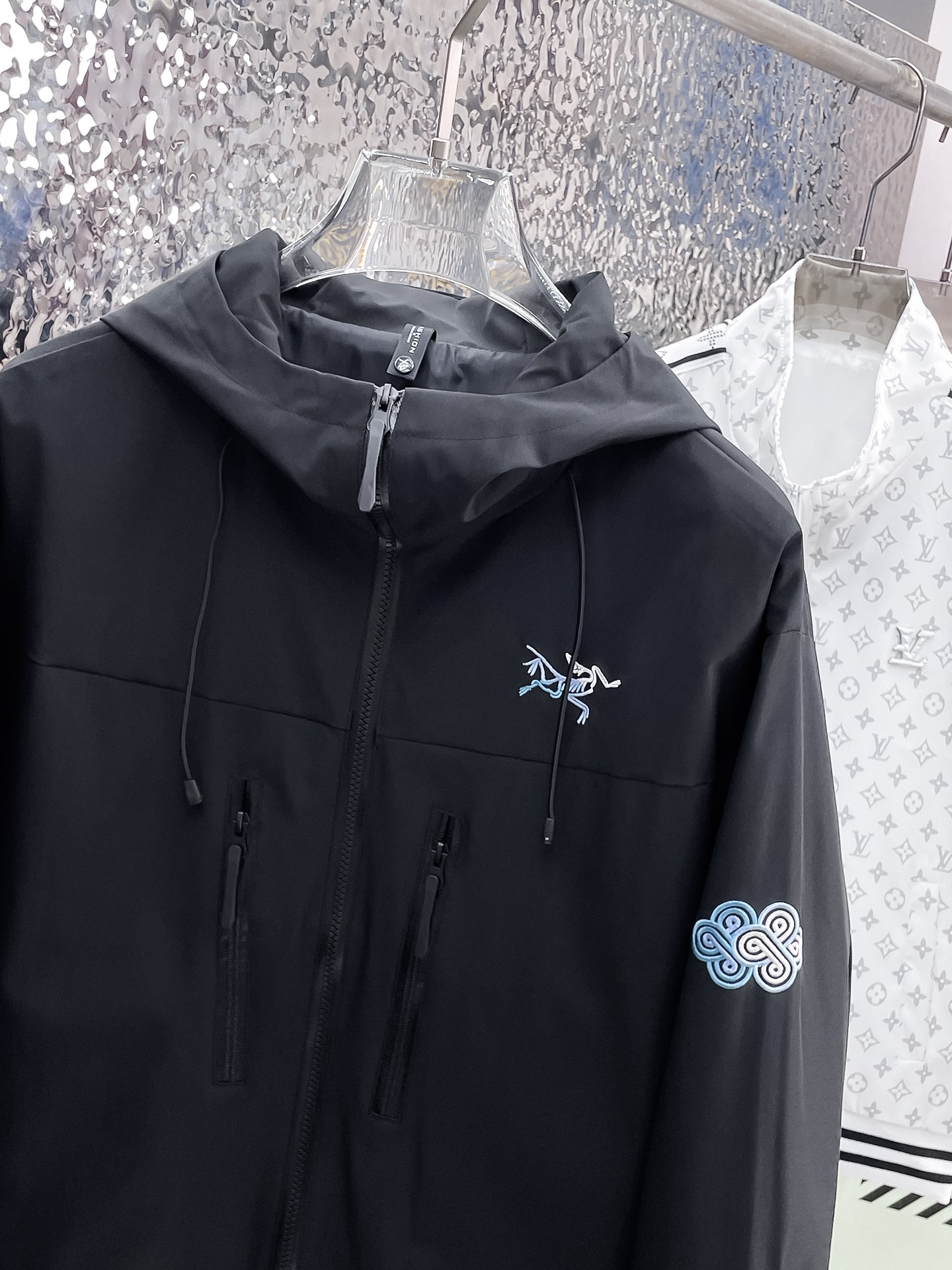 ARC'TERYX 始祖鳥 純黑連帽衝鋒衣 簡約機能風防風外套| 12 ARC'TERYX 始祖鳥 純黑連帽衝鋒衣 簡約機能風防風外套