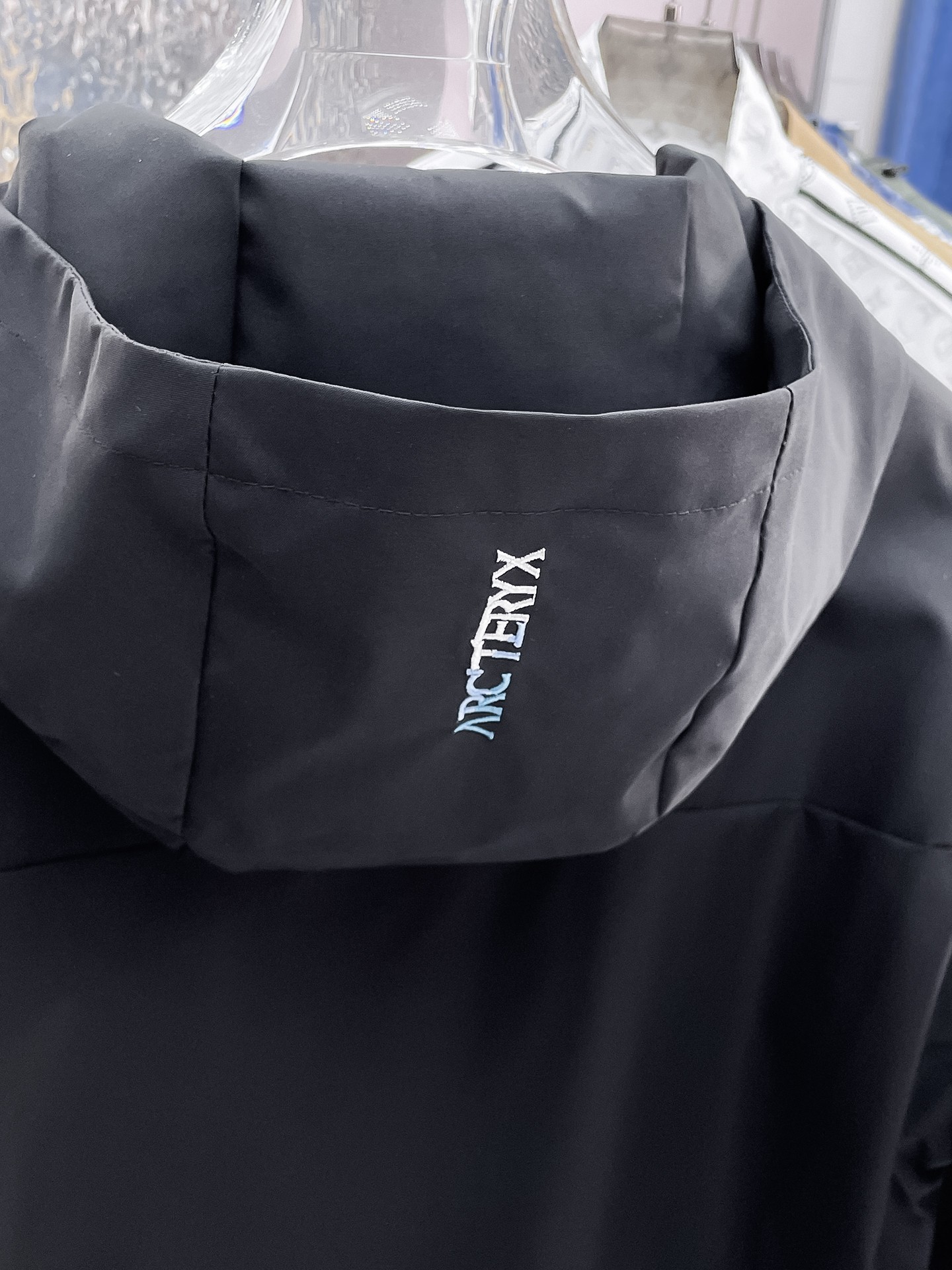 ARC'TERYX 始祖鳥 純黑連帽衝鋒衣 簡約機能風防風外套| 11 ARC'TERYX 始祖鳥 純黑連帽衝鋒衣 簡約機能風防風外套