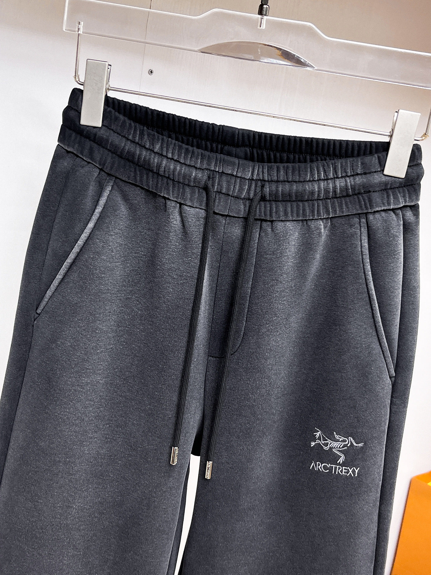 Arc'teryx 一比一男士黑灰色休閒長褲 簡約鳥標抽繩直筒運動褲