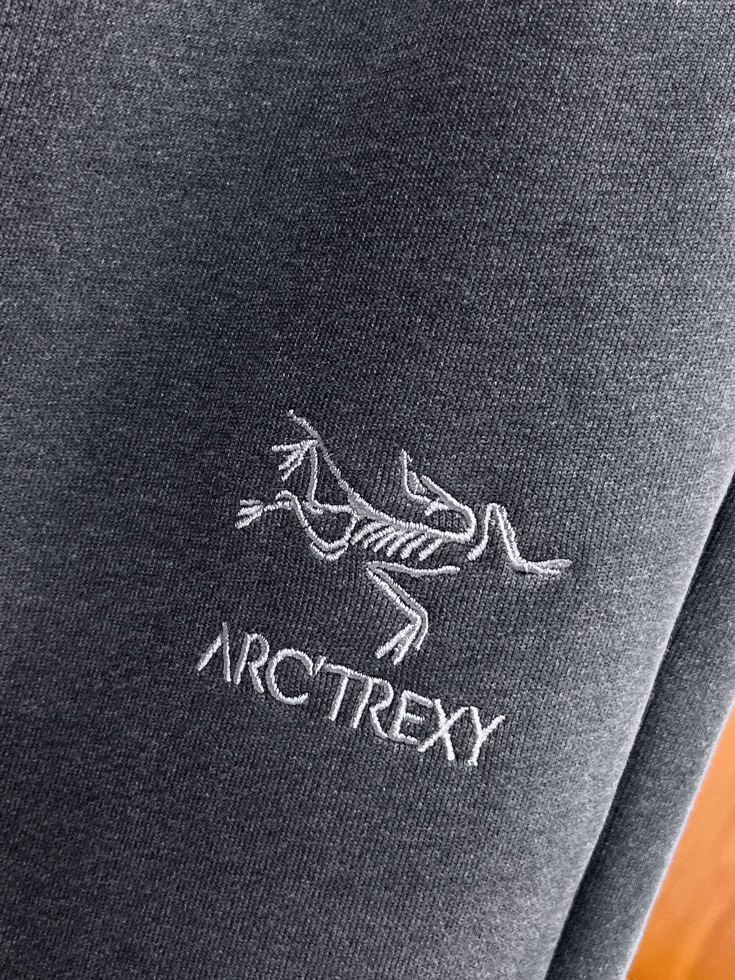 Arc'teryx 一比一男士黑灰色休閒長褲 簡約鳥標抽繩直筒運動褲