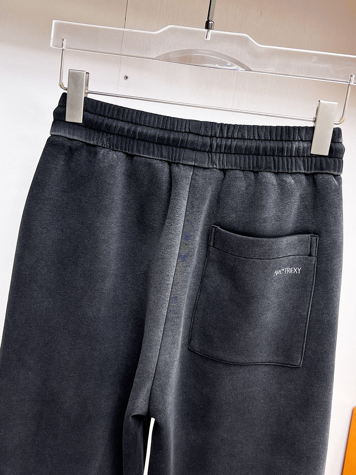 Arc'teryx 一比一男士黑灰色休閒長褲 簡約鳥標抽繩直筒運動褲