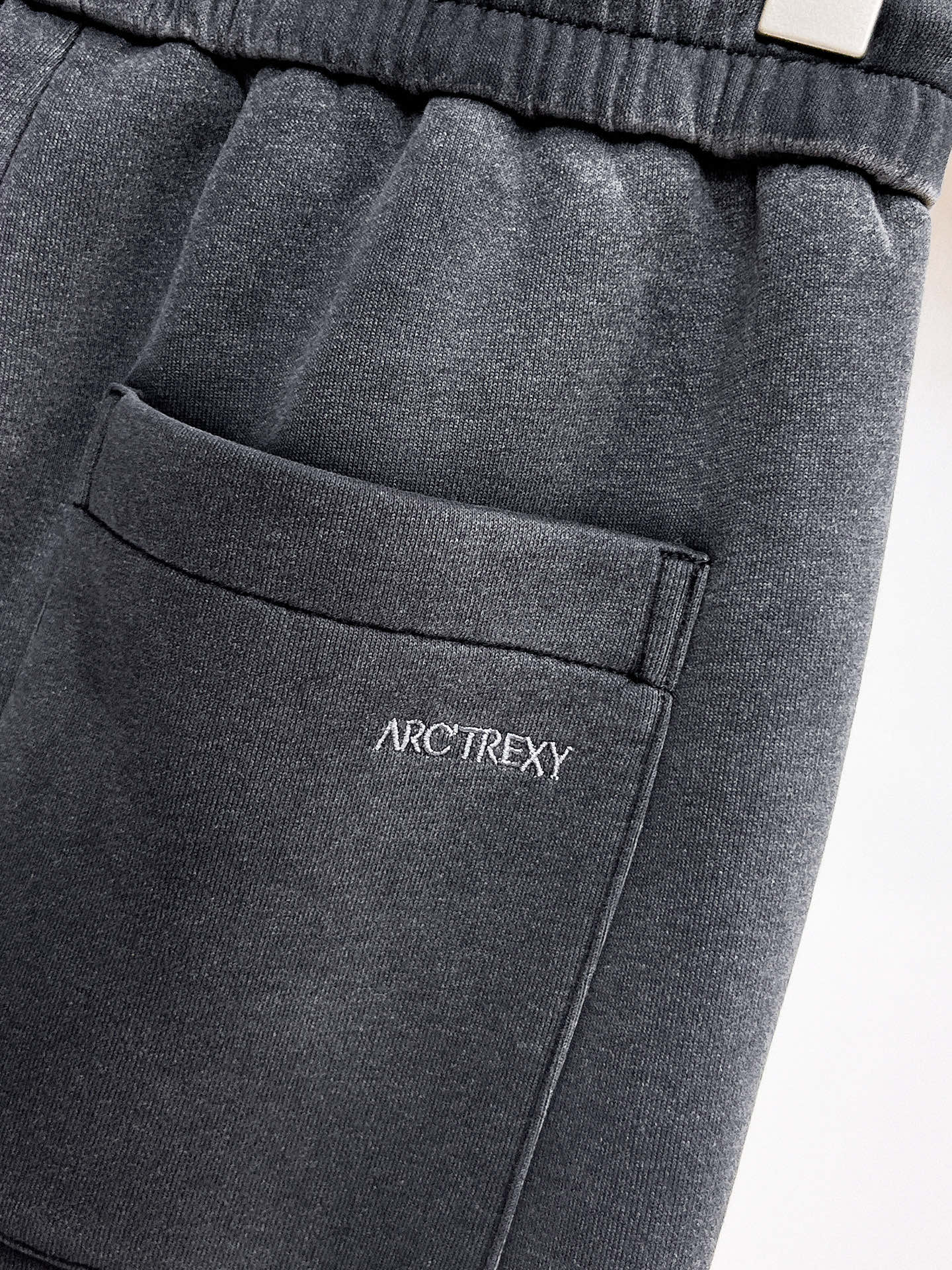 Arc'teryx 一比一男士黑灰色休閒長褲 簡約鳥標抽繩直筒運動褲