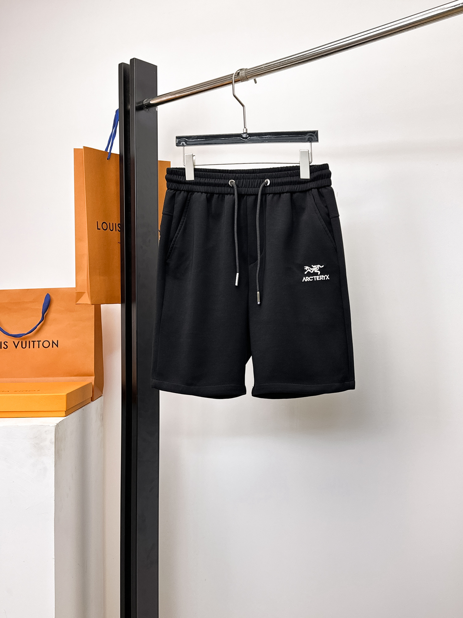 ARC'TERYX 始祖鳥 黑色休閒短褲 男士運動五分褲 戶外簡約機能短褲| 2 ARC'TERYX 始祖鳥 黑色休閒短褲 男士運動五分褲 戶外簡約機能短褲