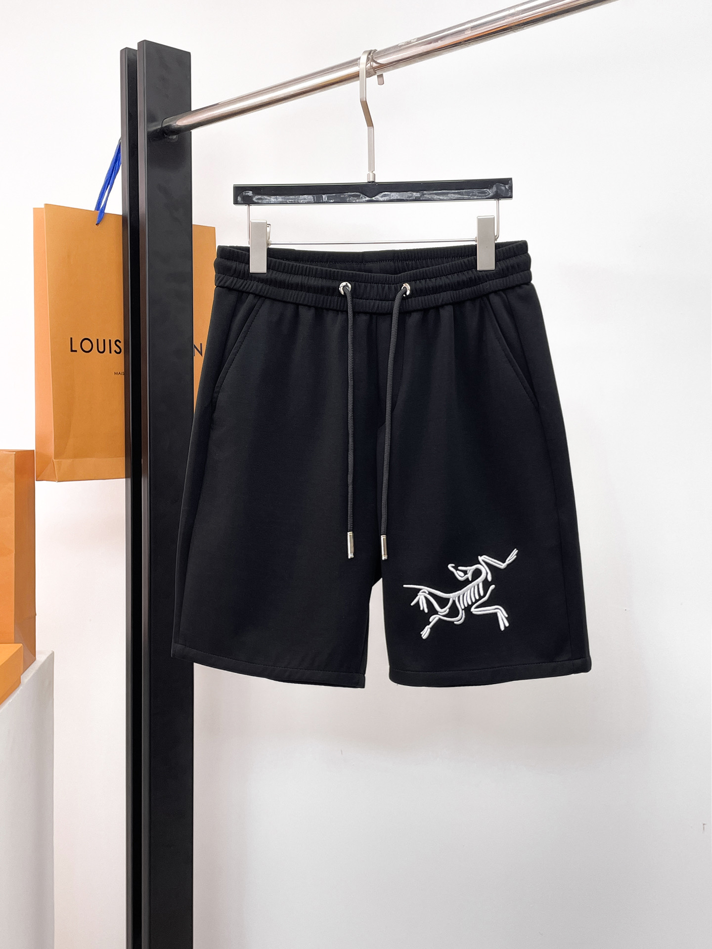 Arc'teryx 始祖鳥高仿男士黑色休閒短褲 刺繡鳥標抽繩五分褲夏季百搭款