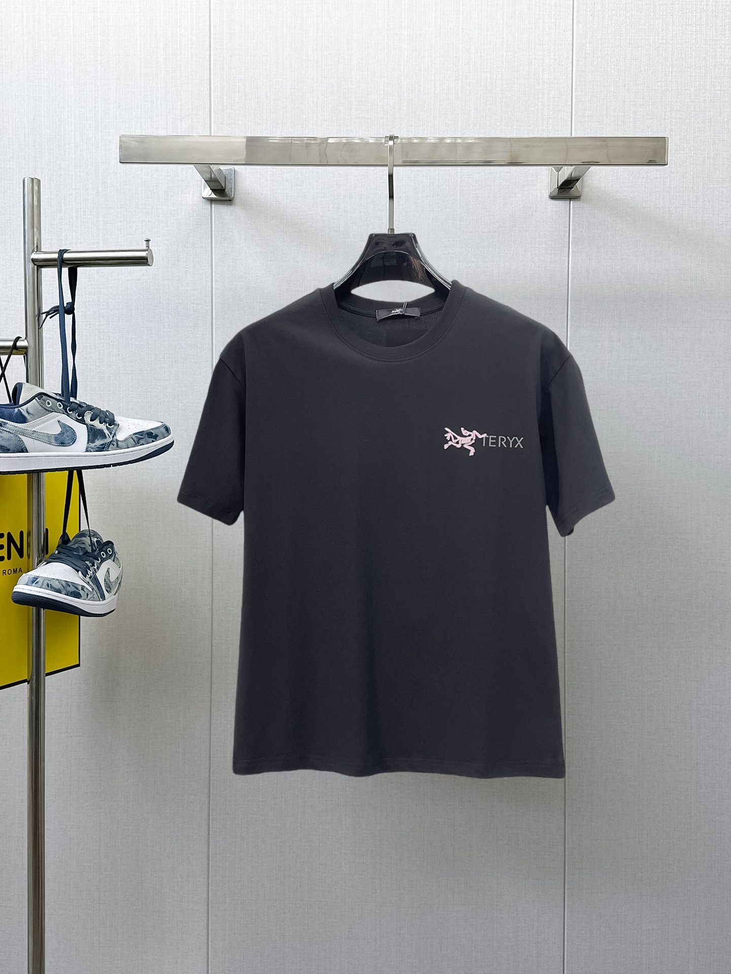 Arc'teryx A貨男士黑色短袖T恤 粉色鳥標字母Logo圓領潮流休閒上衣| 3 Arc'teryx A貨男士黑色短袖T恤 粉色鳥標字母Logo圓領潮流休閒上衣
