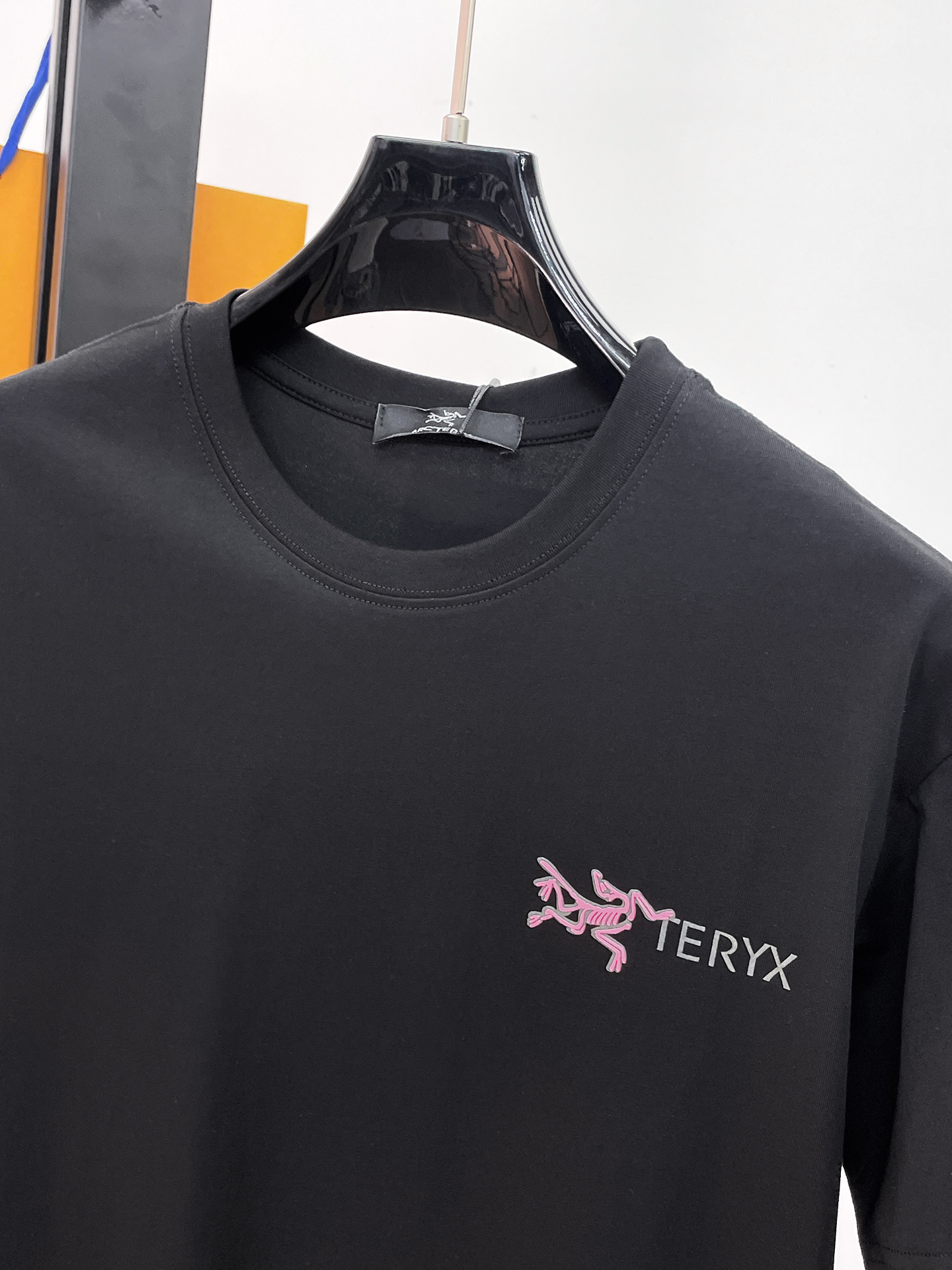 Arc'teryx A貨男士黑色短袖T恤 粉色鳥標字母Logo圓領潮流休閒上衣| 13 Arc'teryx A貨男士黑色短袖T恤 粉色鳥標字母Logo圓領潮流休閒上衣