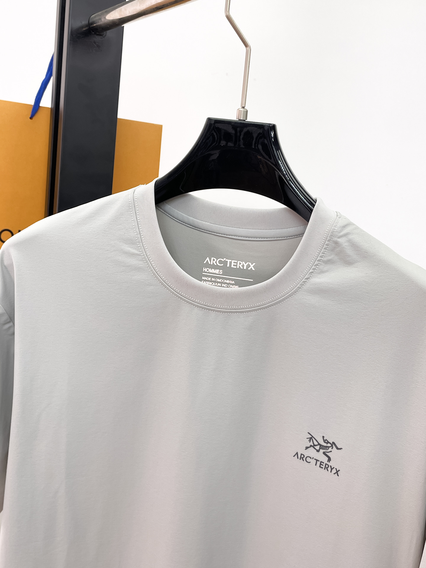 Arc'teryx 一比一男士淺灰短袖T恤 袖口字母小鳥標機能休閒上衣| 12 Arc'teryx 一比一男士淺灰短袖T恤 袖口字母小鳥標機能休閒上衣