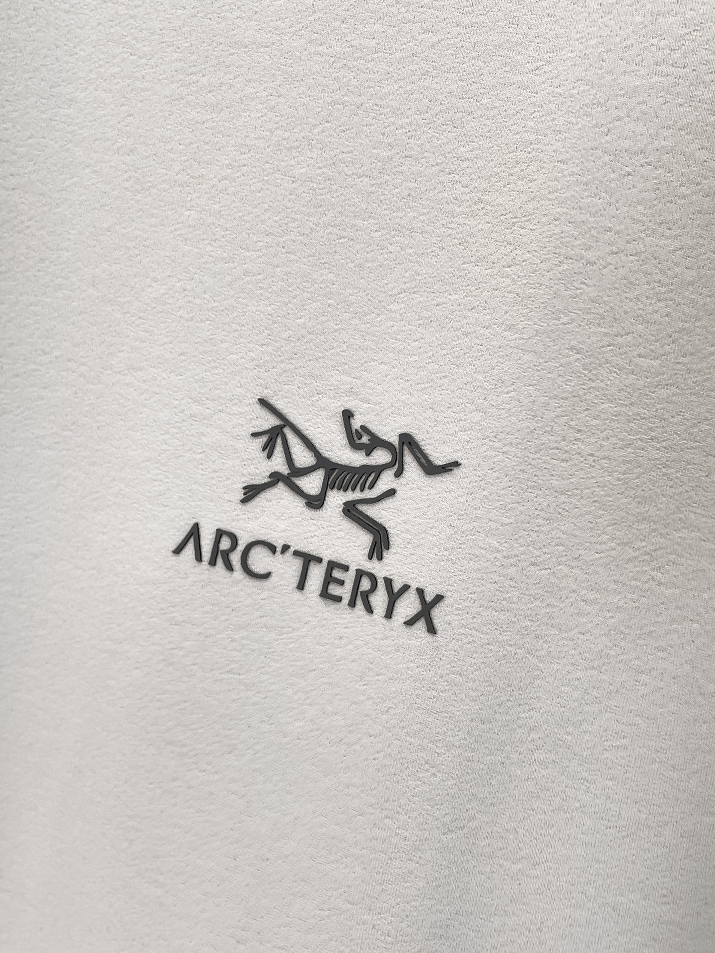 Arc'teryx 一比一男士淺灰短袖T恤 袖口字母小鳥標機能休閒上衣| 9 Arc'teryx 一比一男士淺灰短袖T恤 袖口字母小鳥標機能休閒上衣