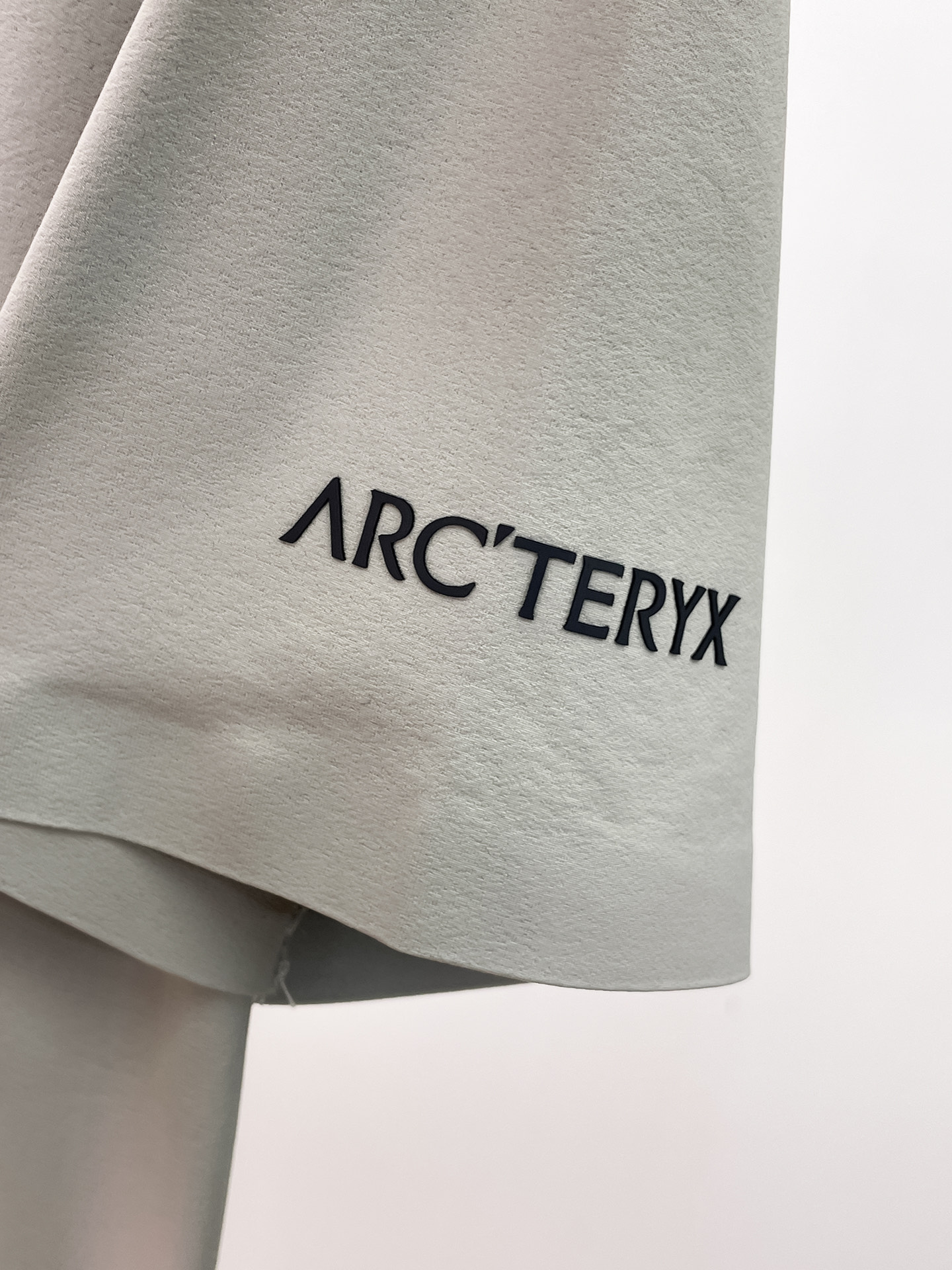 Arc'teryx 一比一男士淺灰短袖T恤 袖口字母小鳥標機能休閒上衣| 8 Arc'teryx 一比一男士淺灰短袖T恤 袖口字母小鳥標機能休閒上衣