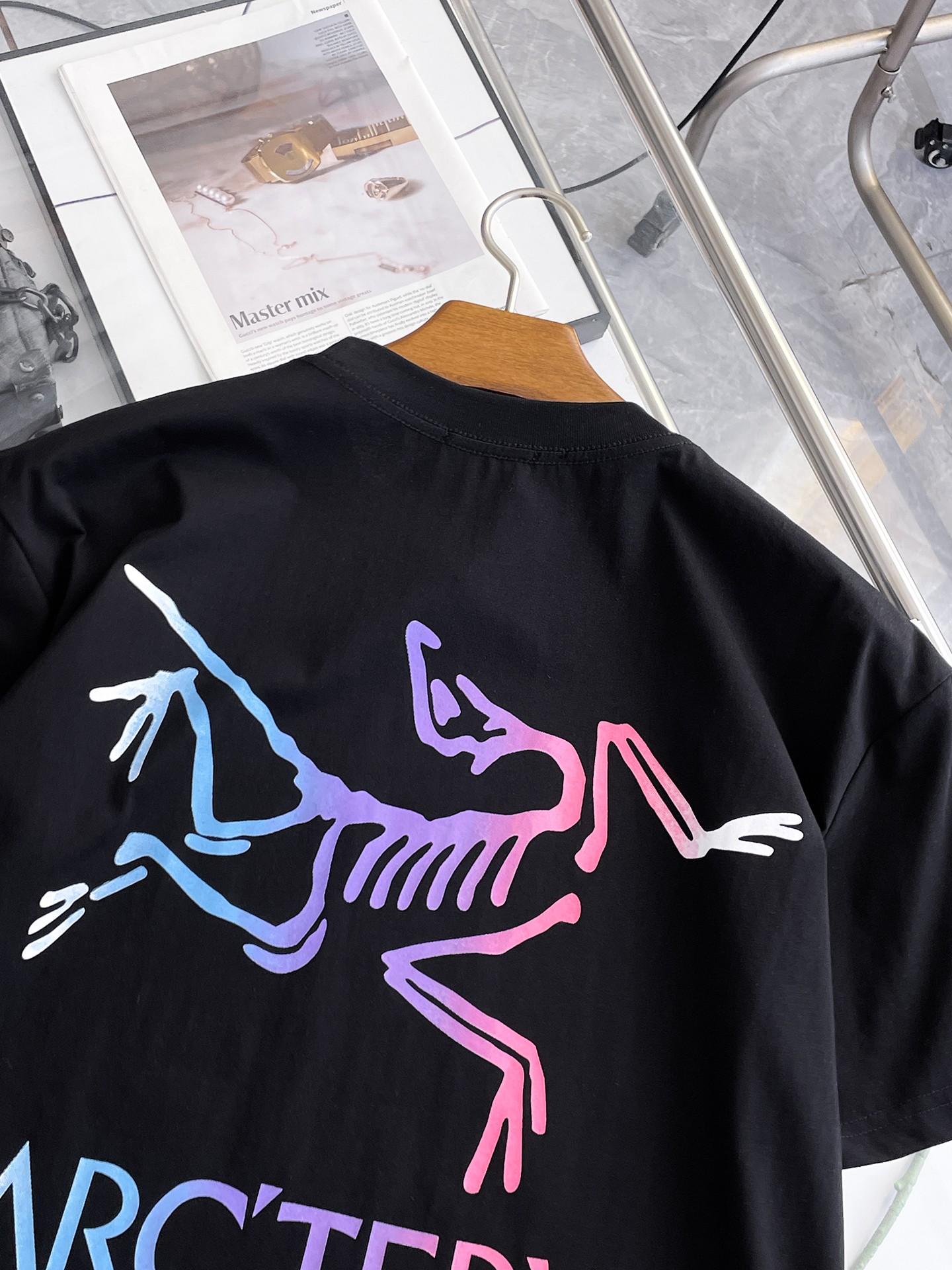 Arc'teryx 高仿男士黑色短袖T恤 彩色漸層鳥標Logo夏季潮流圓領上衣| 12 Arc'teryx 高仿男士黑色短袖T恤 彩色漸層鳥標Logo夏季潮流圓領上衣