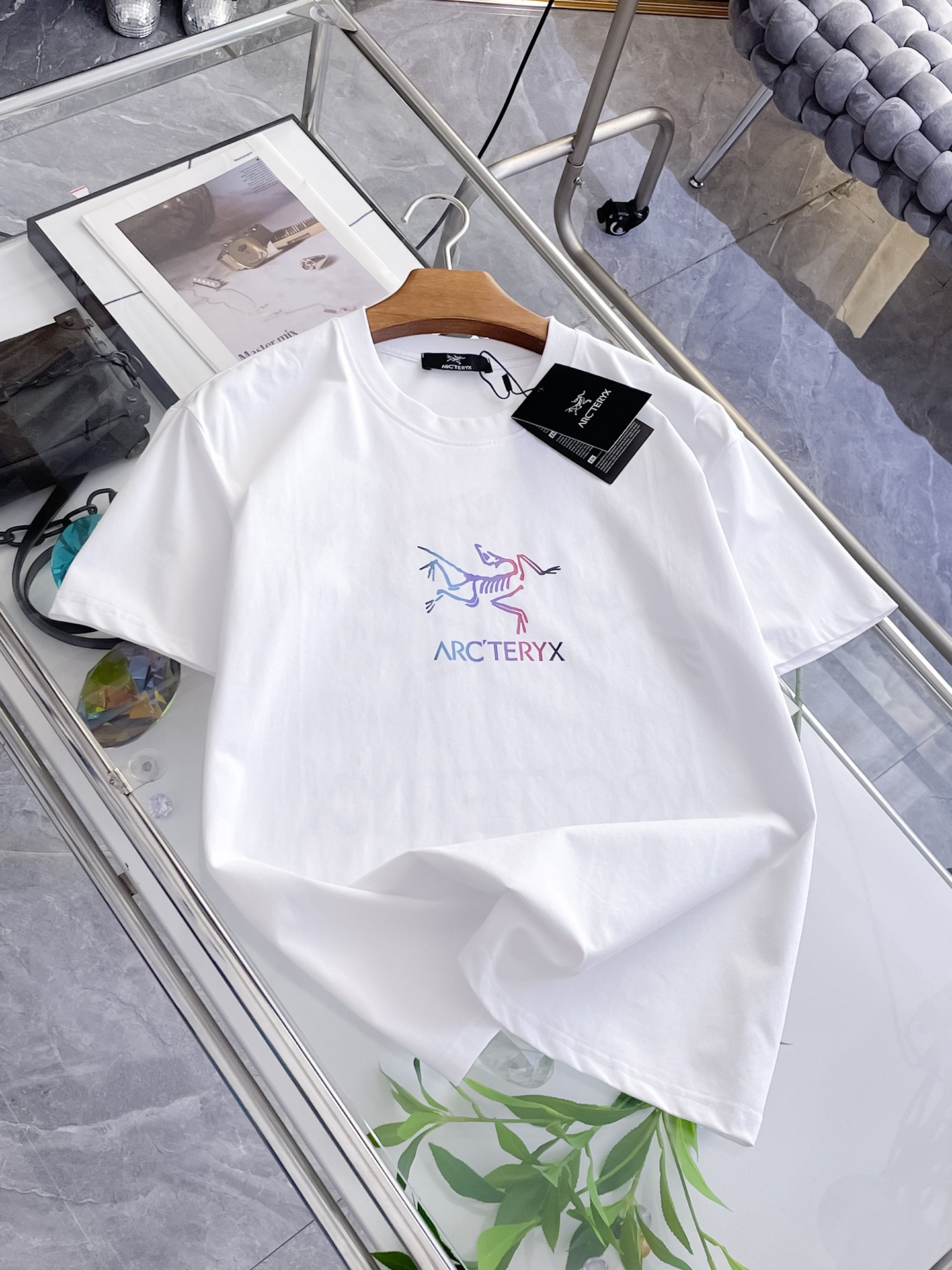 Arc'teryx 一比一男士白色短袖T恤 彩色漸層鳥標字母Logo清爽休閒上衣